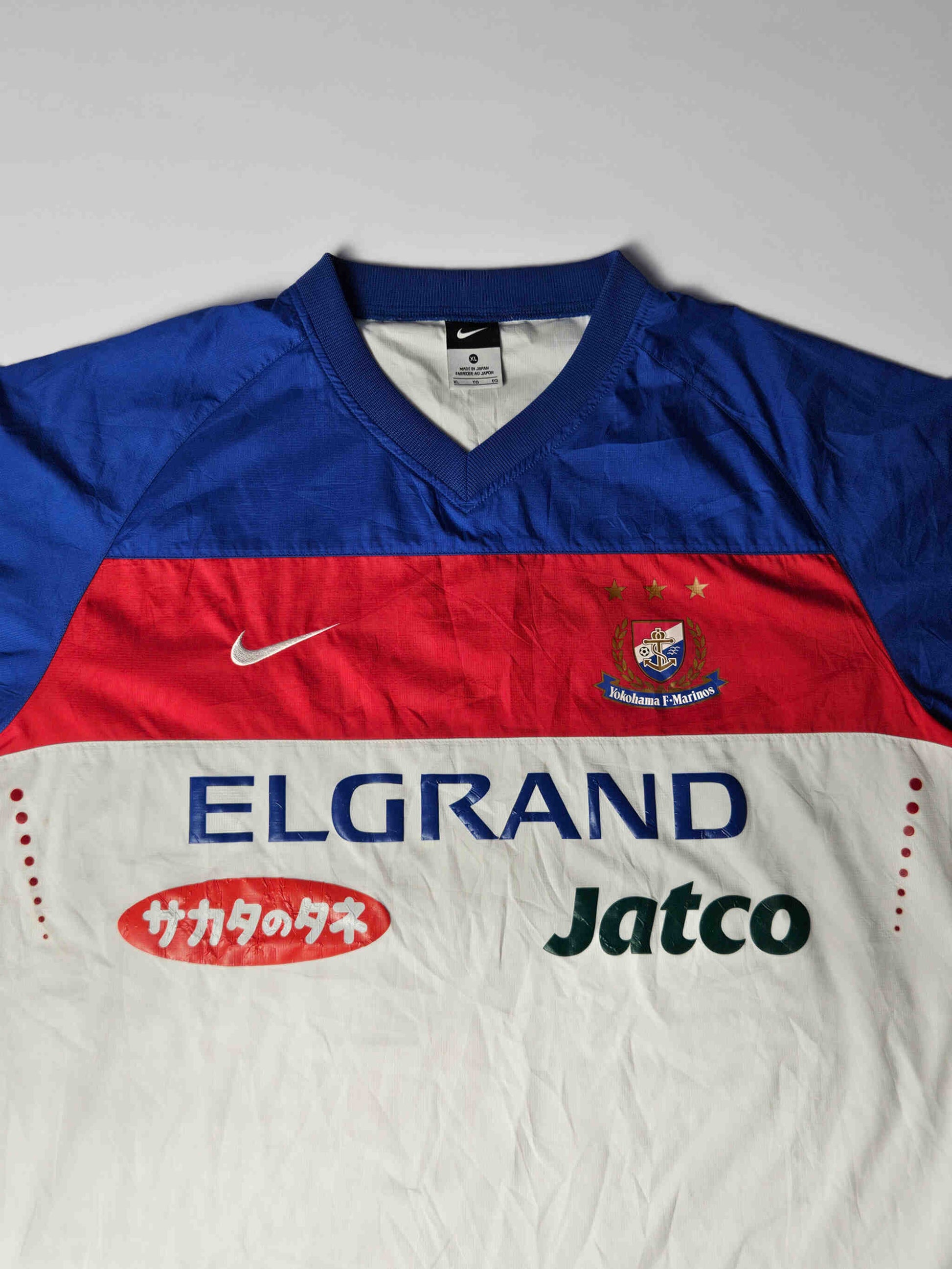 Yokohama F. Marinos clublogo met drie gouden sterren en originele geborduurde details – kenmerkend voor J-League Nike voetbalshirts uit de vroege jaren 2000, geliefd onder Japanse voetbal fans