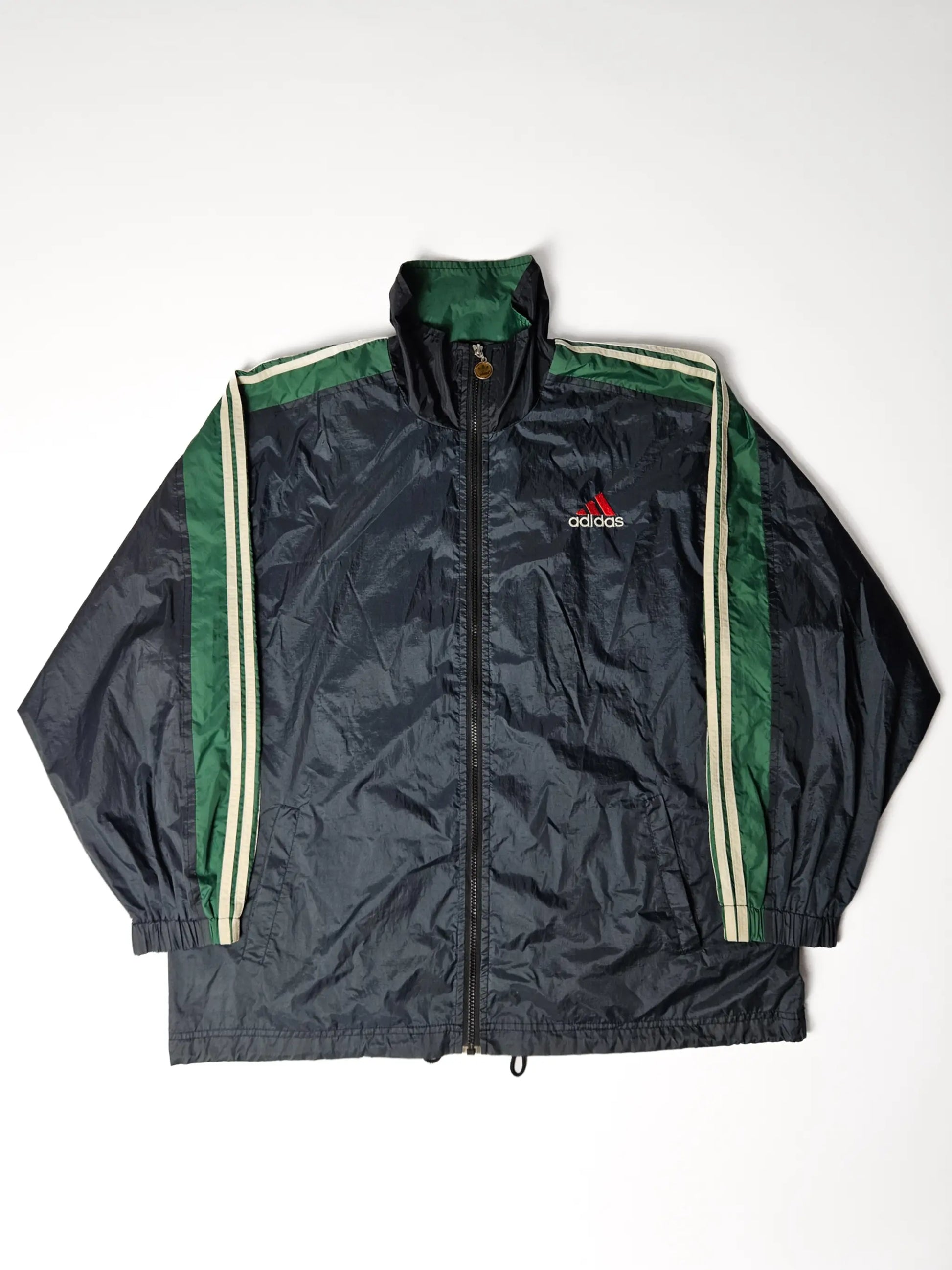 Originele jaren 90 Adidas France 98 World Cup vintage windbreaker – zwart met groene en witte strepen, geborduurd rood Adidas-logo en relaxte oversized fit, geliefd bij voetbal- en streetwear verzamelaars
