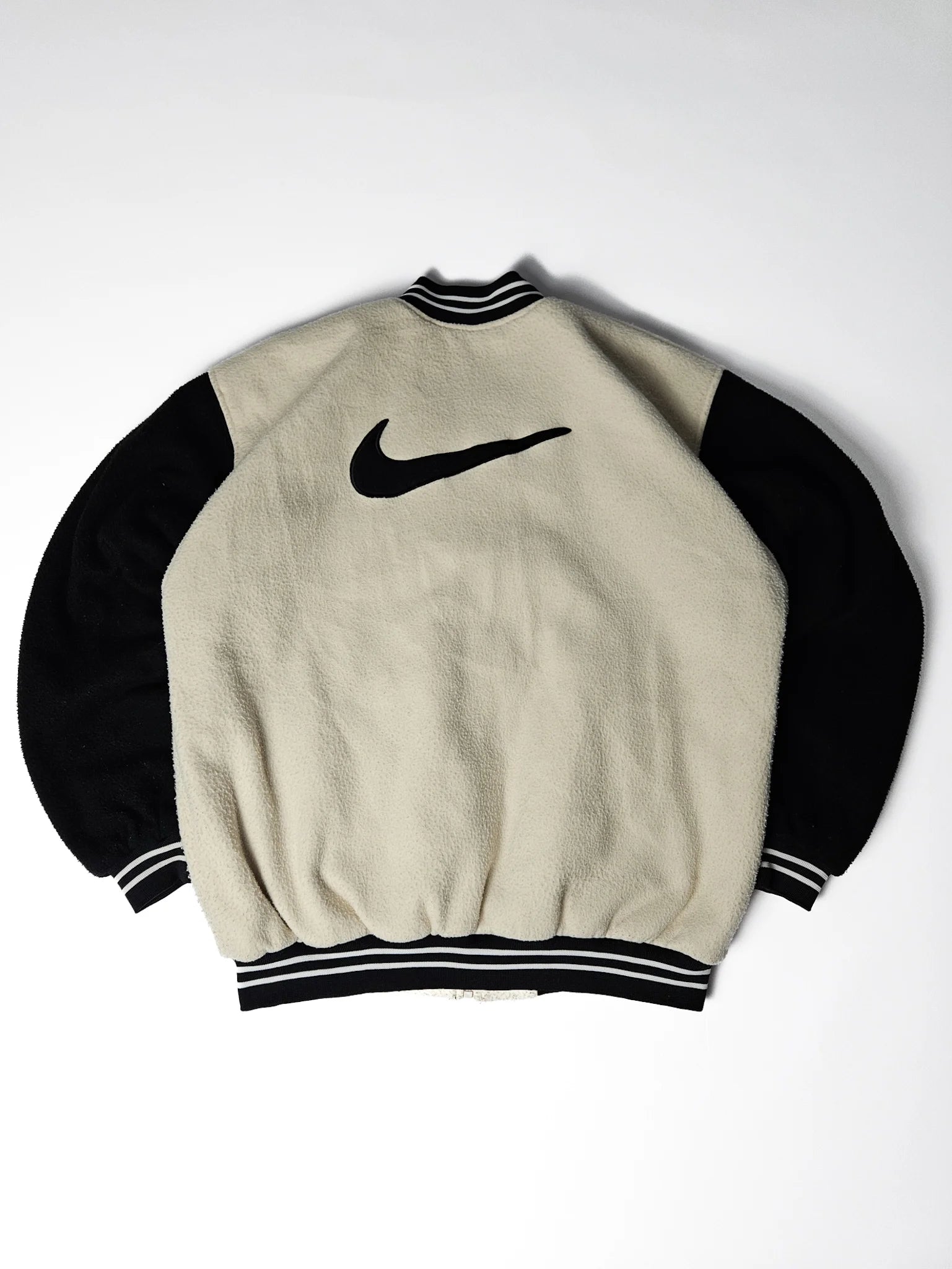 Originele jaren 90 Nike fleece varsity jacket in zwart en beige – groot zwart Nike swoosh logo op de rug, zeldzaam vintage sport streetwear collectors item