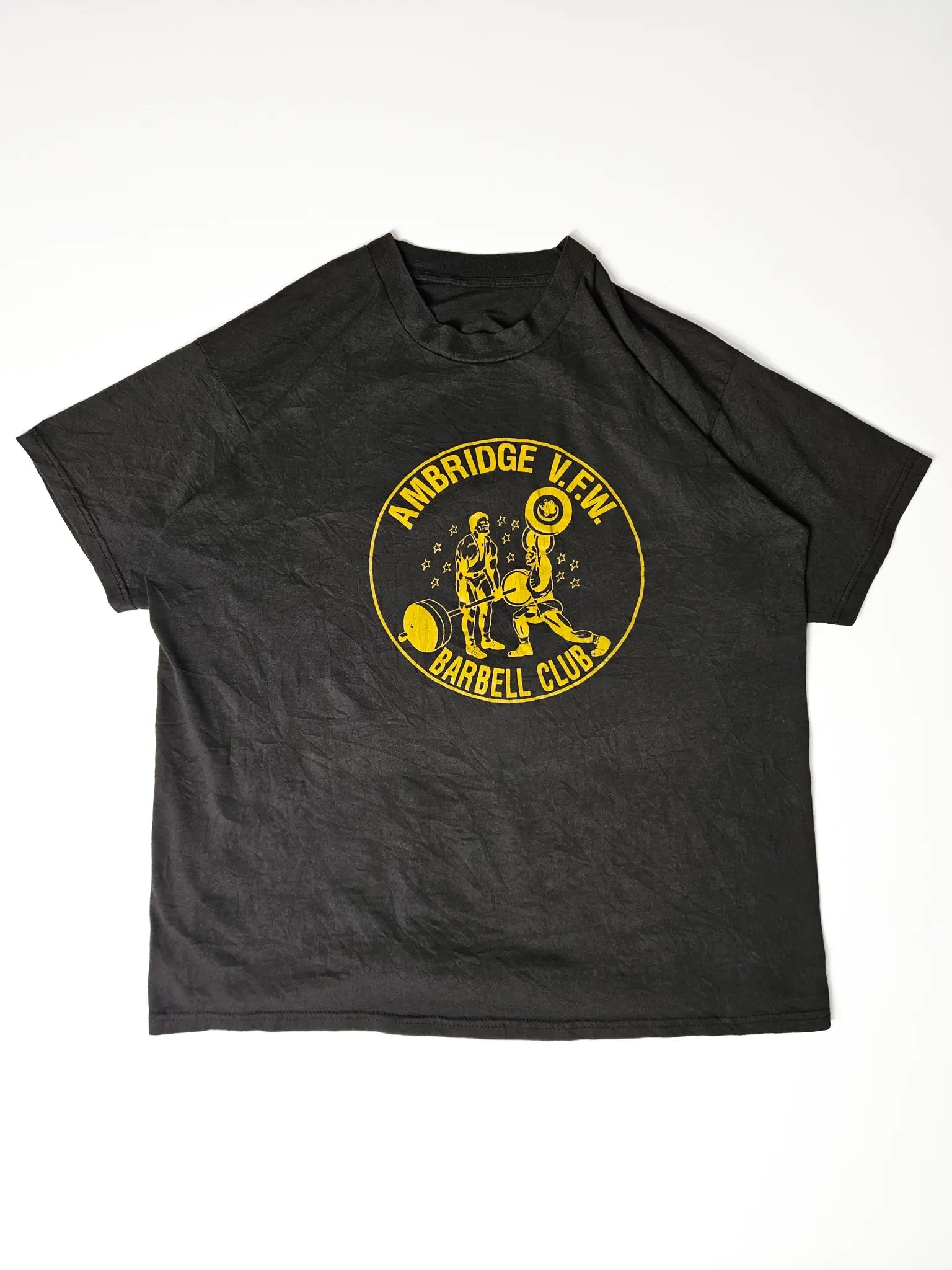 Front: Vintage Barbell Club T-shirt met Ambridge V.F.W. weightlifting graphic