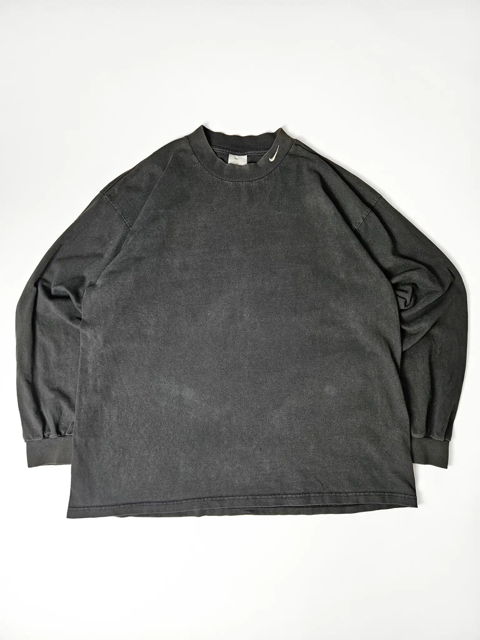 Flatlay: Oversized zwart Nike sweatshirt platgelegd, minimalistische vintage style