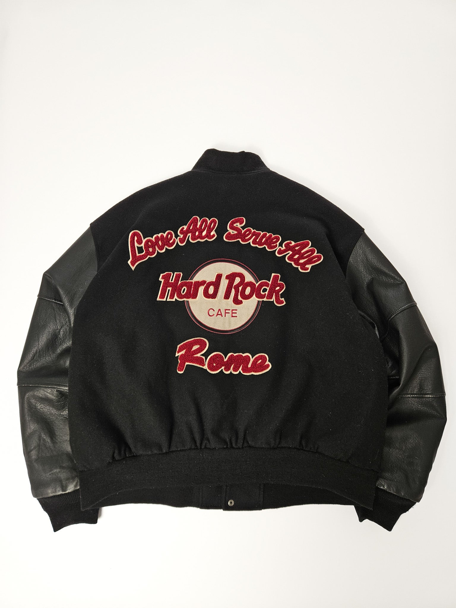 Achterkant van de vintage Hard Rock Café Rome jas met groot geborduurd logo in rood, geel en wit