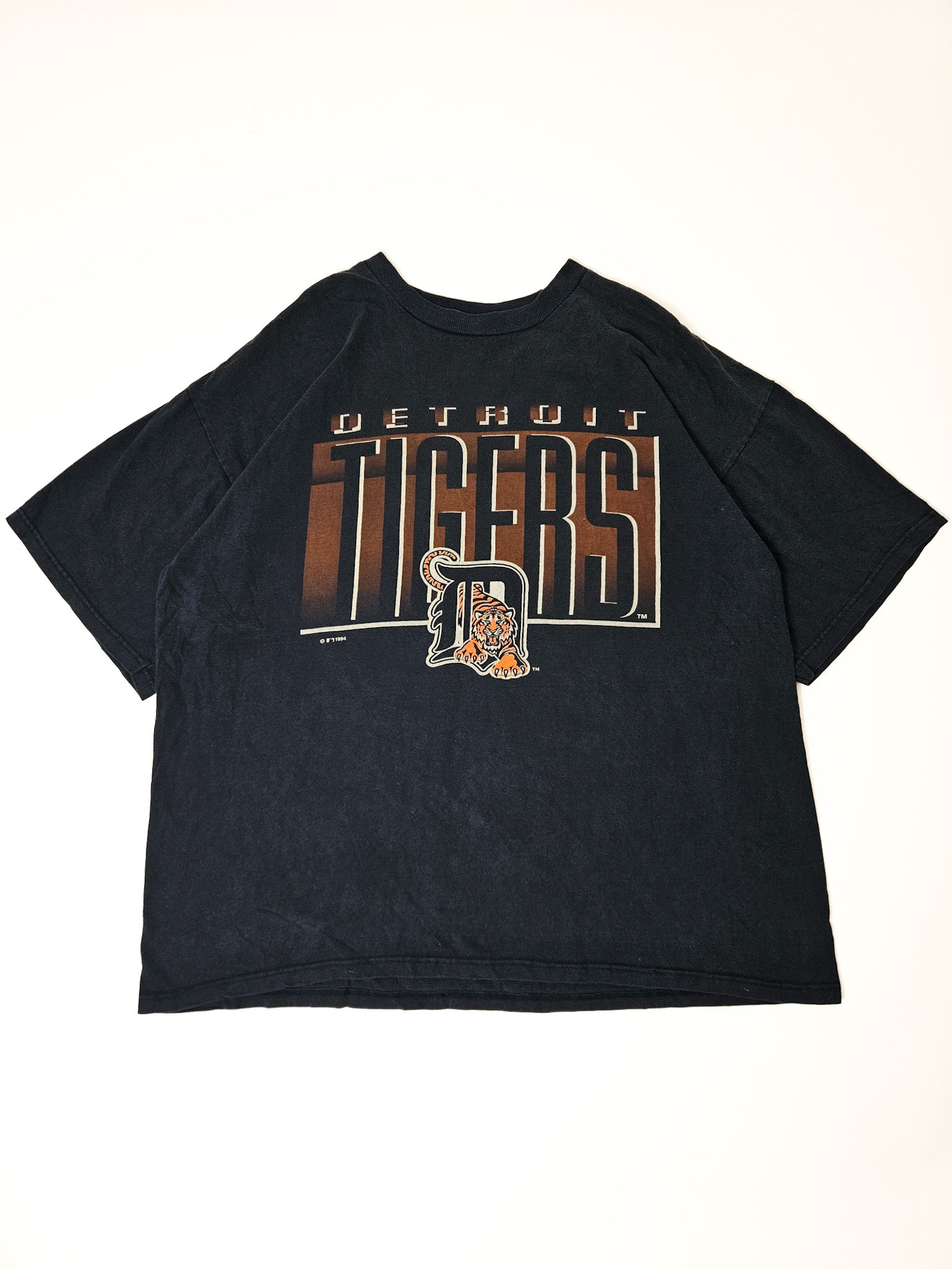 Donkerblauw vintage Detroit Tigers T-shirt met oranje teamprint op flat lay
