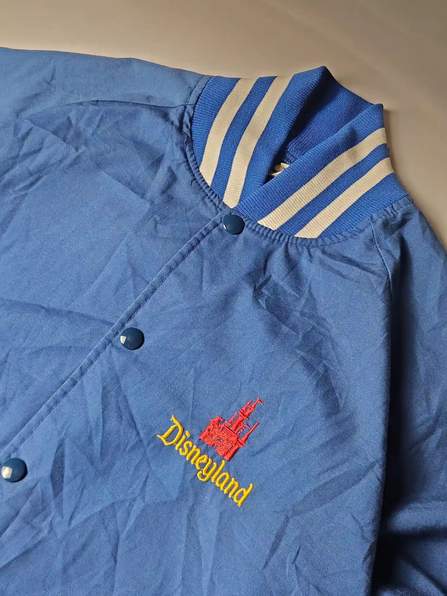 Disneyland 80s varsity jacket flatlay blauw wit XL

