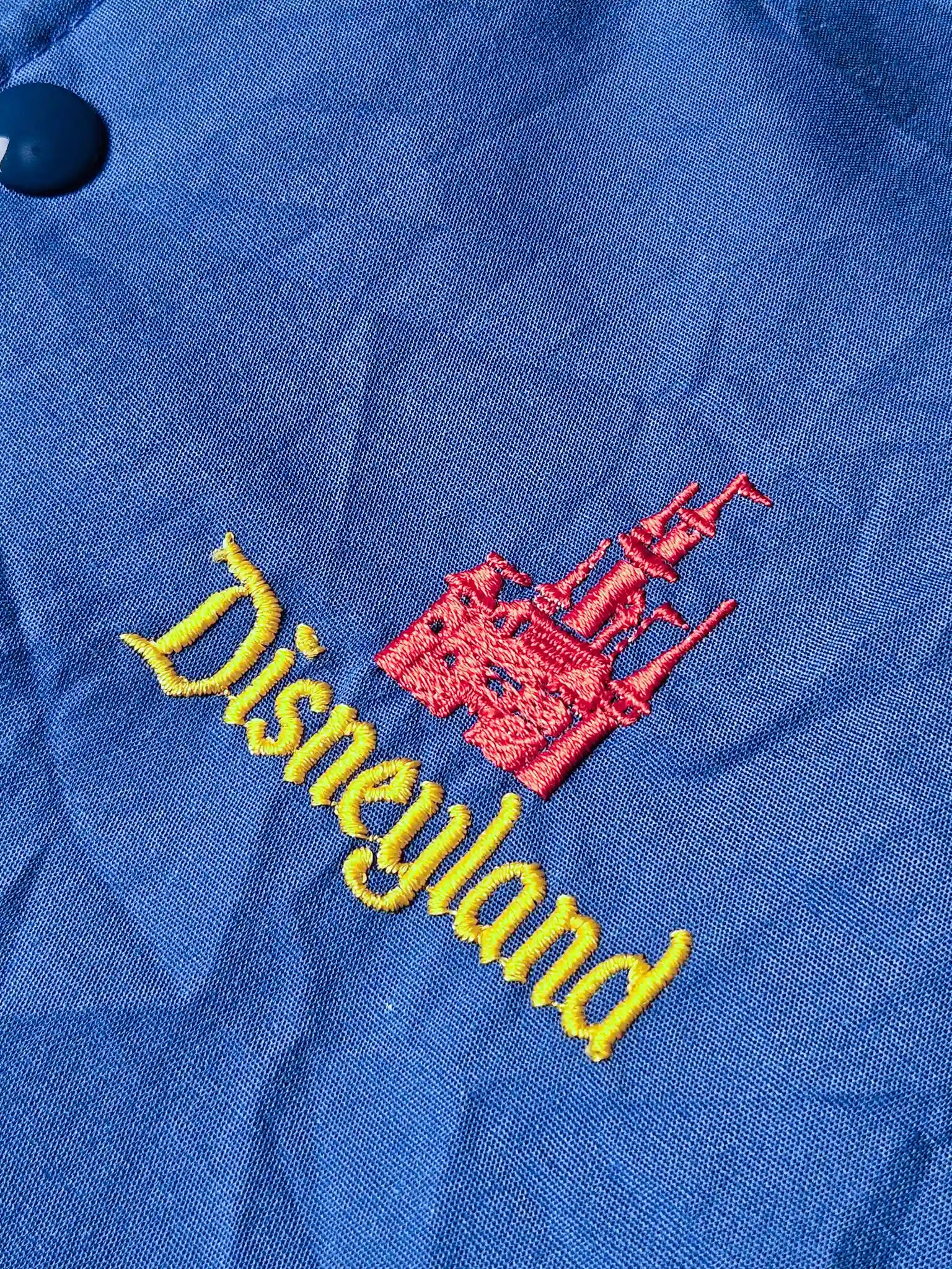 Disneyland castle logo borduursel detail 80s varsity
