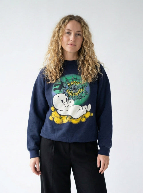 Vintage Casper Happy Halloween sweatshirt voorkant navy gedragen door model met blonde krullen

