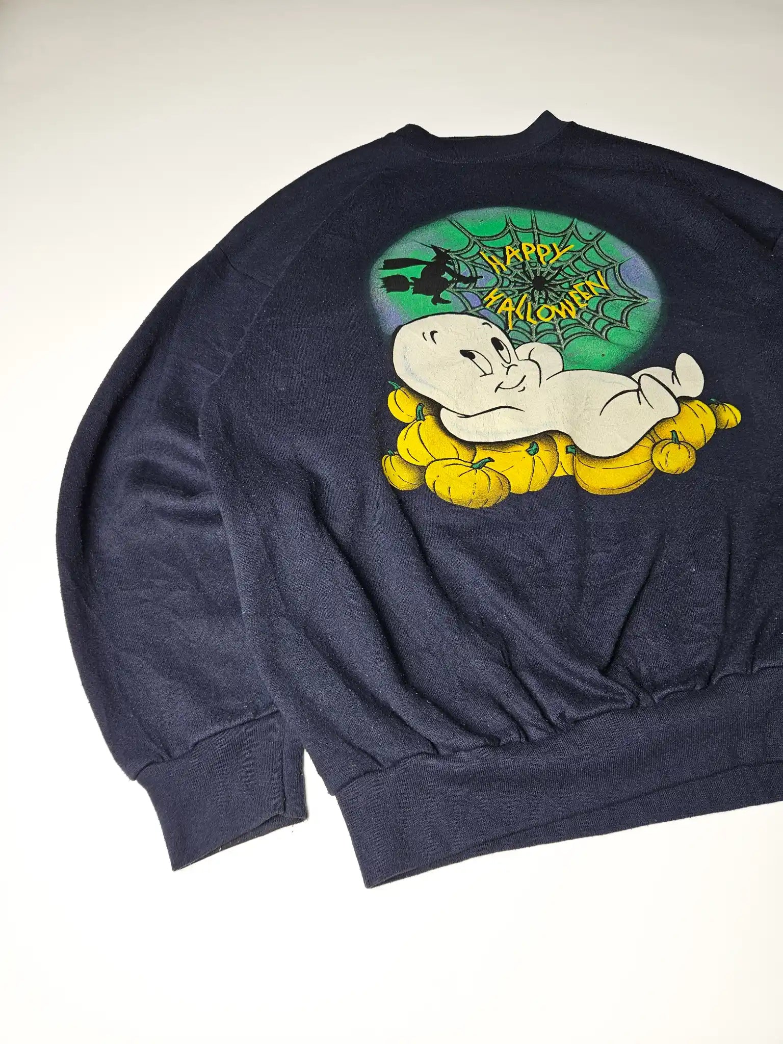 Vintage Halloween sweatshirt navy met Casper print flatlay
