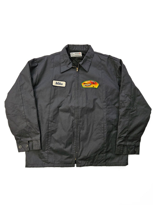 Donkergrijze vintage Aramark workwear jas uit de jaren 90 met Mike-naamlabel en Quivira Council Kansas-patch, voorzijde als flatlay.