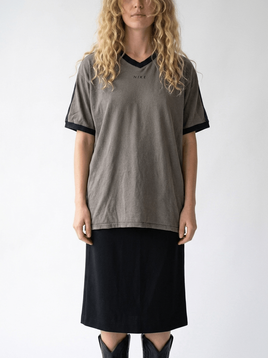 ⦁ Front: 1990s Nike vintage V-neck T-shirt in olijfgrijs met gespaced spellout logo en zwarte schouderpanelen