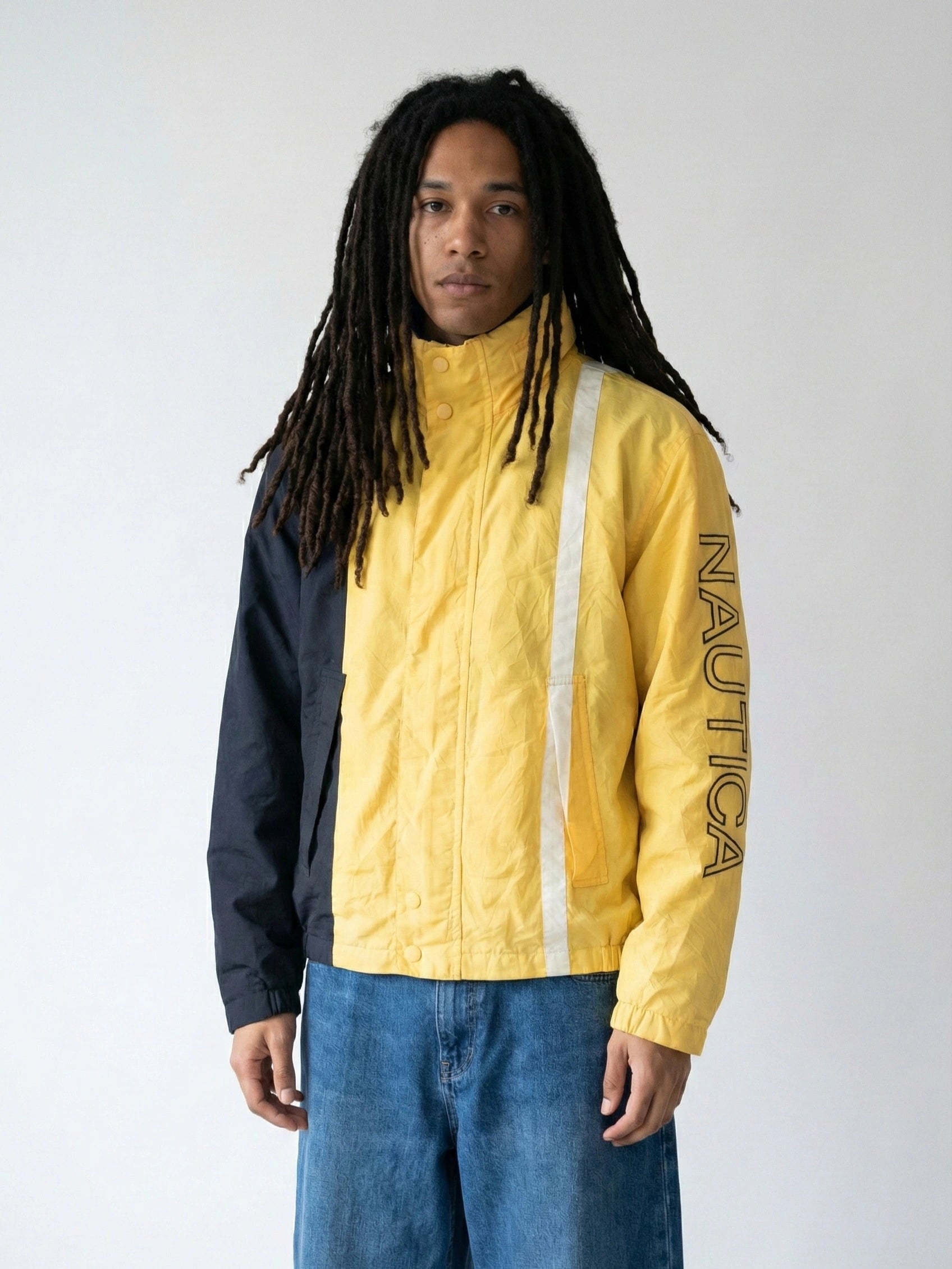 Nautica Japan Market sailing jacket voorkant geel zwart XL gedragen door model
