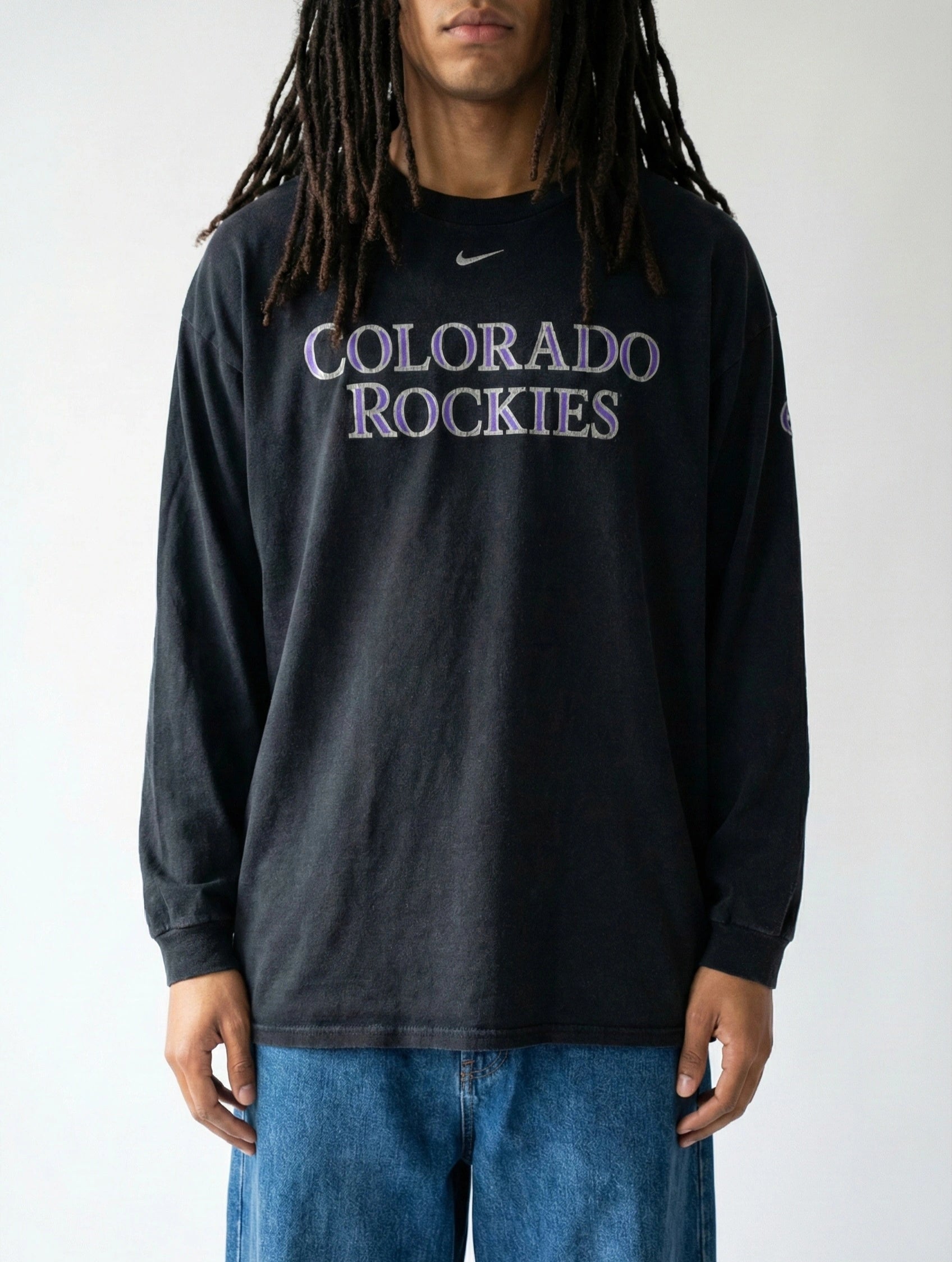 Nike Colorado Rockies center swoosh longsleeve voorkant zwart XL gedragen door model