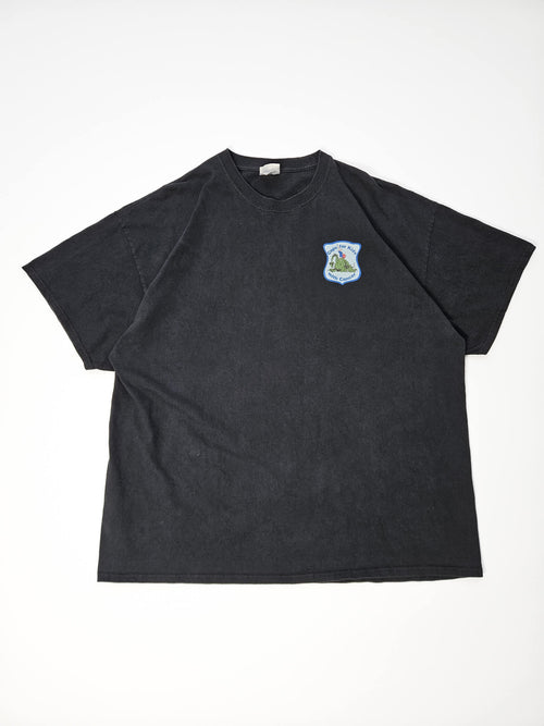 ⦁ Front: 2000s Cops for Kids with Cancer vintage T-shirt in gefade zwart met klein borstlogo in politiebadge-vorm, voorkant flatlay
