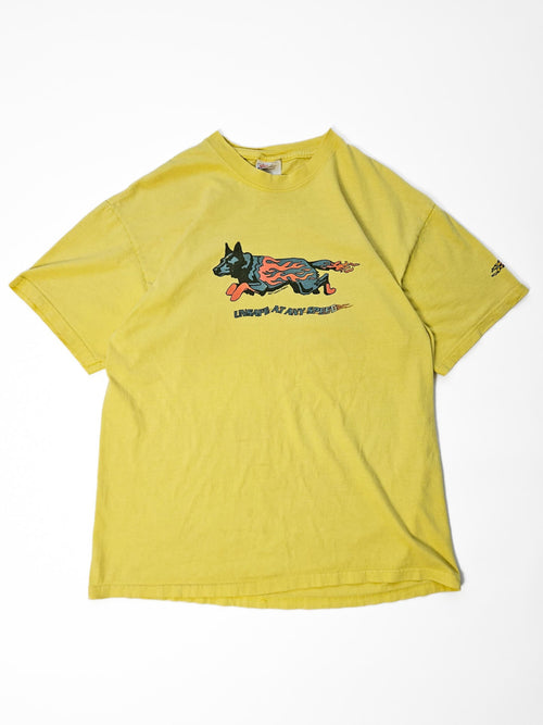 Front: 2001 ACO-L Unsafe at Any Speed vintage T-shirt in gefade geel met rennende hond in vlammen graphic, voorkant flatlay