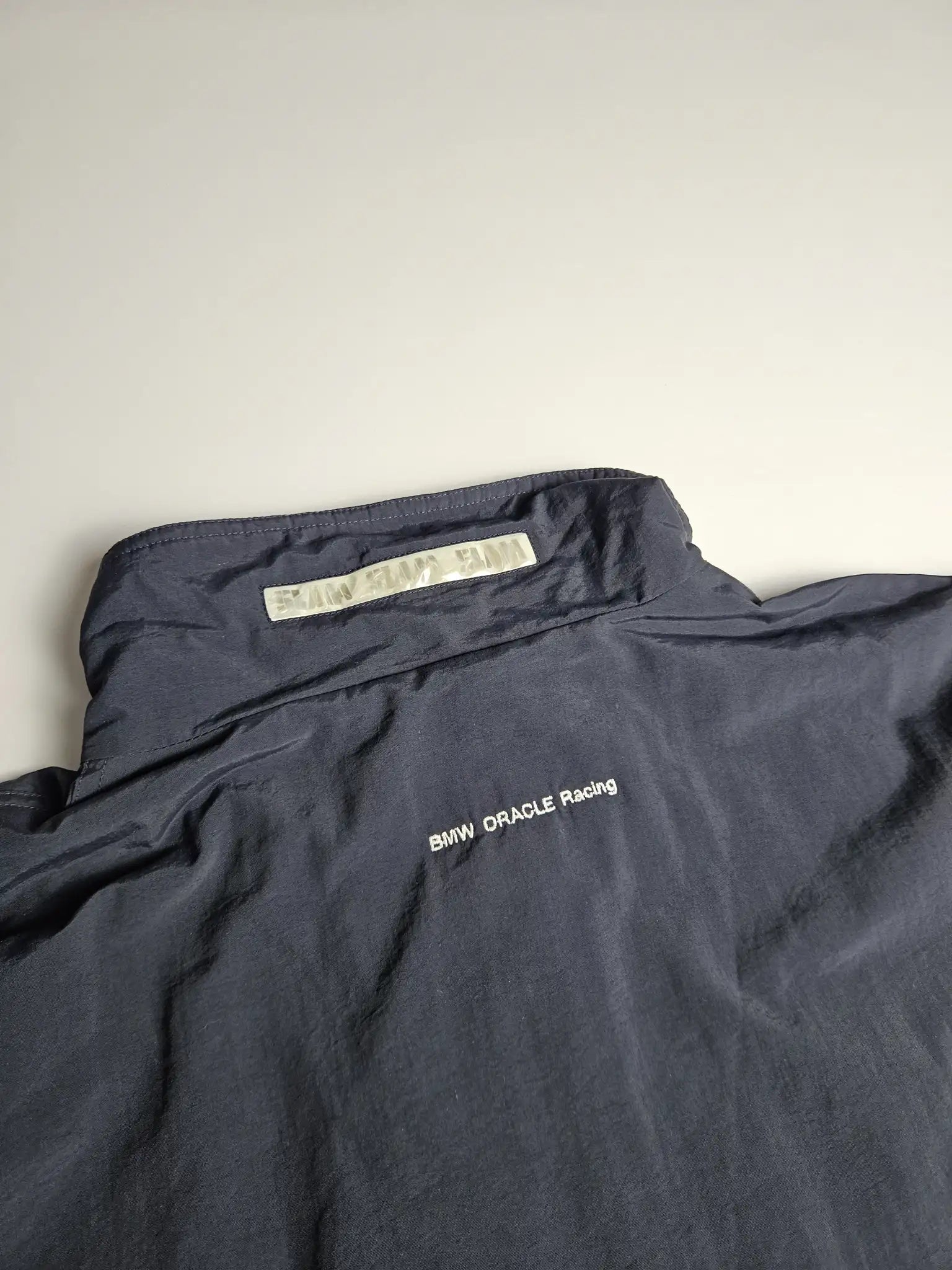 BMW Oracle Racing borduursel detail op rug
