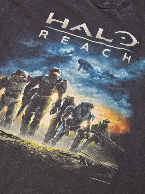 ⦁ Detail: Close-up Halo Reach Noble Team artwork met dramatische lucht in oranje en blauwtinten
