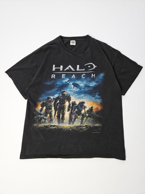 ⦁ Front: 2010 Halo Reach vintage T-shirt in gefade zwart met Noble Team full colour frontprint, voorkant flatlay
