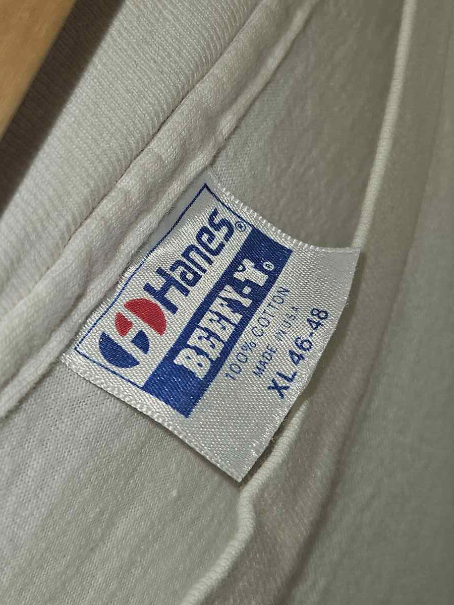 Hanes Beefy-T vintage T-shirt tag – Made in USA, jaren 90 premium basics met dik katoen en rood-blauw Hanes-logo.

