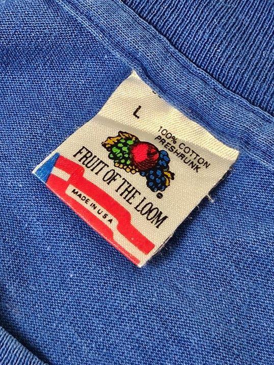 Fruit of the Loom vintage T-shirt tag – Made in USA, jaren 80-90 basics met iconisch fruitsymbool en premium katoen.

