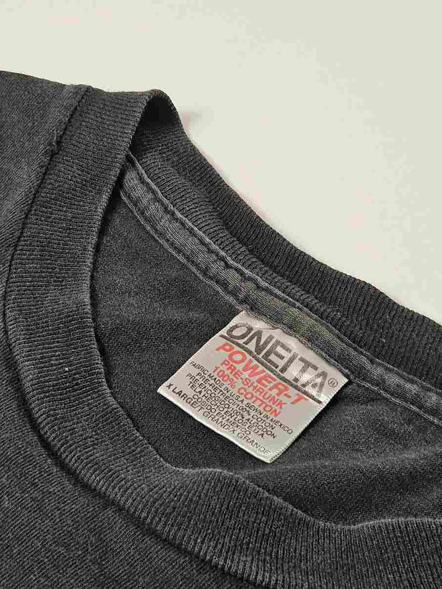 Oneita Power-T vintage T-shirt tag – 80s en vroege 90s basics, dik katoen en opvallende bold letters, Made in USA.

