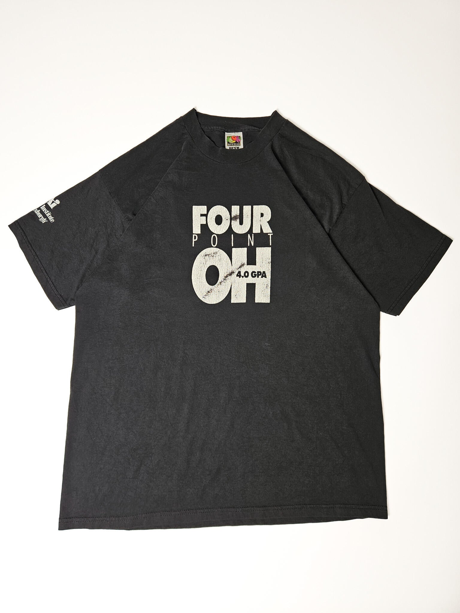 "Volledige weergave van een zwart vintage T-shirt, plat gelegd. Het T-shirt toont de witte 'FOUR POINT OH 4.0 GPA' print op de borst en het 'The Art Institute of Pittsburgh' logo op de mouw. Dit casual en authentieke kledingstuk is een duurzame keuze voor liefhebbers van slow fashion."

