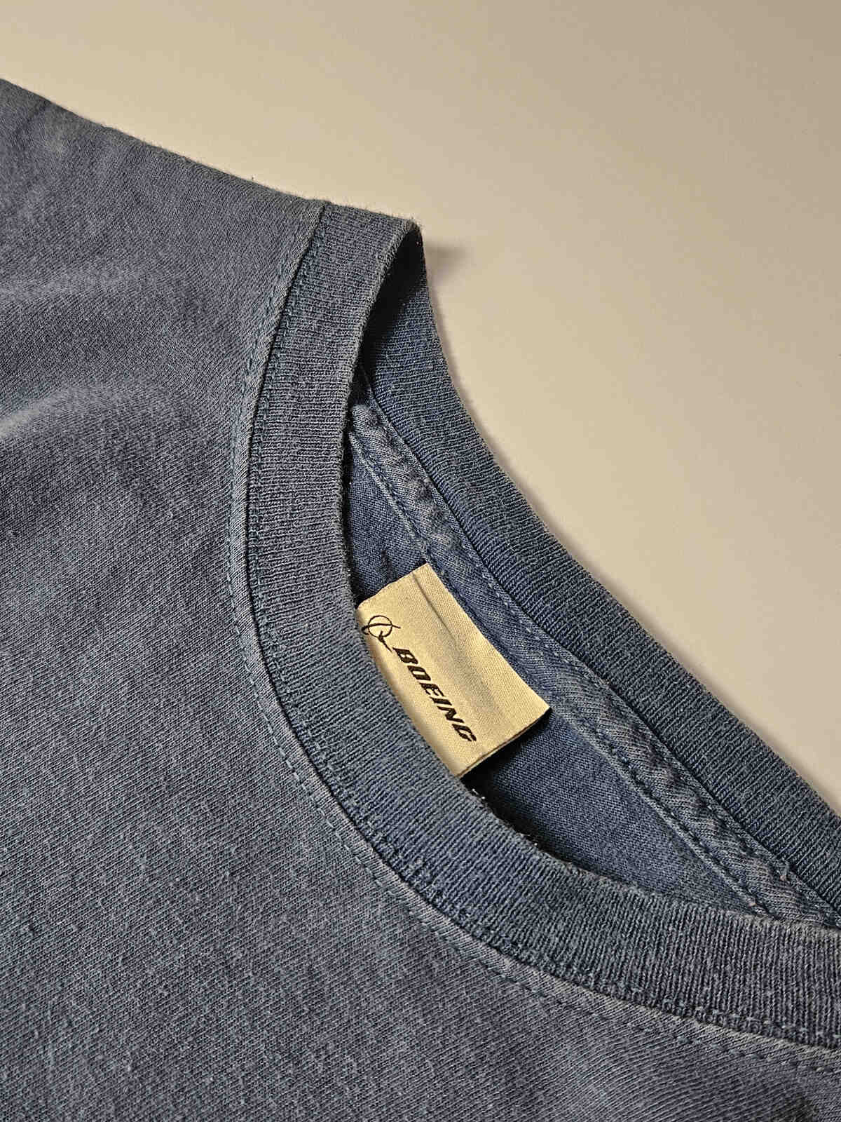 Origineel Boeing T-shirt label met Made in USA en single-stitch afwerking – authentiek jaren 90 luchtvaartshirt, gewild onder vintage aviation collectors en streetwear liefhebbers