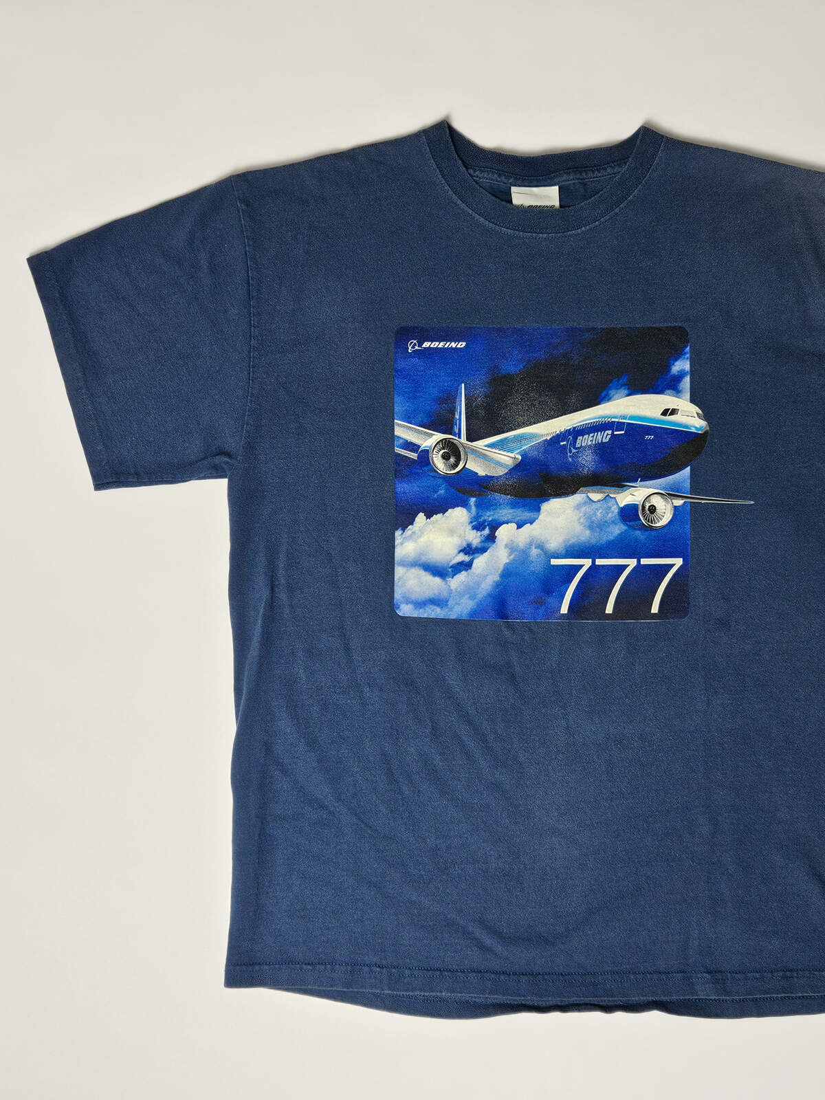 Jaren 90 vintage Boeing 777 T-shirt met groot vliegtuiglogo en retro luchtvaartprint – origineel crew of promo shirt, authentiek voor aviation verzamelaars en airline heritage fans