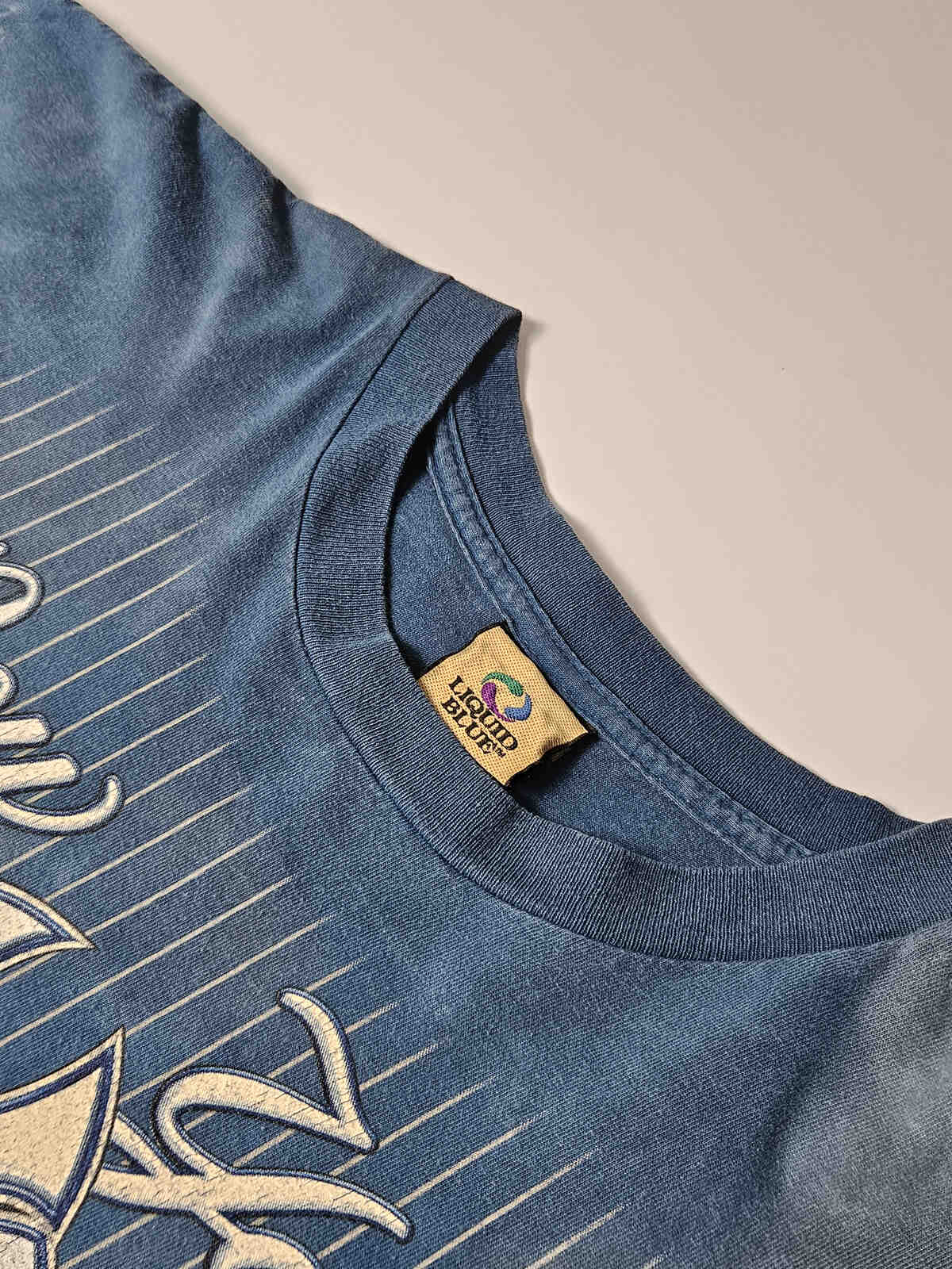 "Origineel Liquid Blue label op New York Yankees T-shirt – Made in USA, bekend om premium tie-dye shirts uit de jaren 90, zeer gewild onder MLB collectors"

