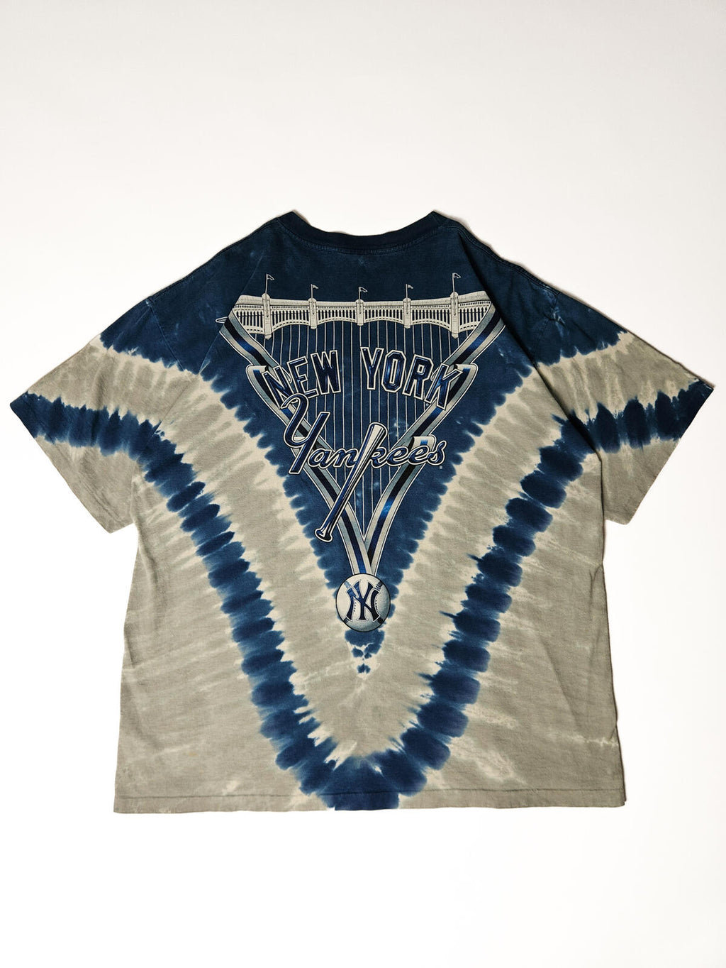 "Achterzijde van vintage Yankees tie-dye shirt met stadion-illustratie en retro MLB branding – authentiek collectors item voor baseball en sport heritage liefhebbers"

