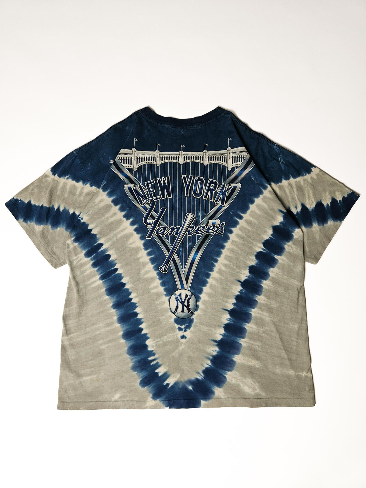 "Achterzijde van vintage Yankees tie-dye shirt met stadion-illustratie en retro MLB branding – authentiek collectors item voor baseball en sport heritage liefhebbers"

