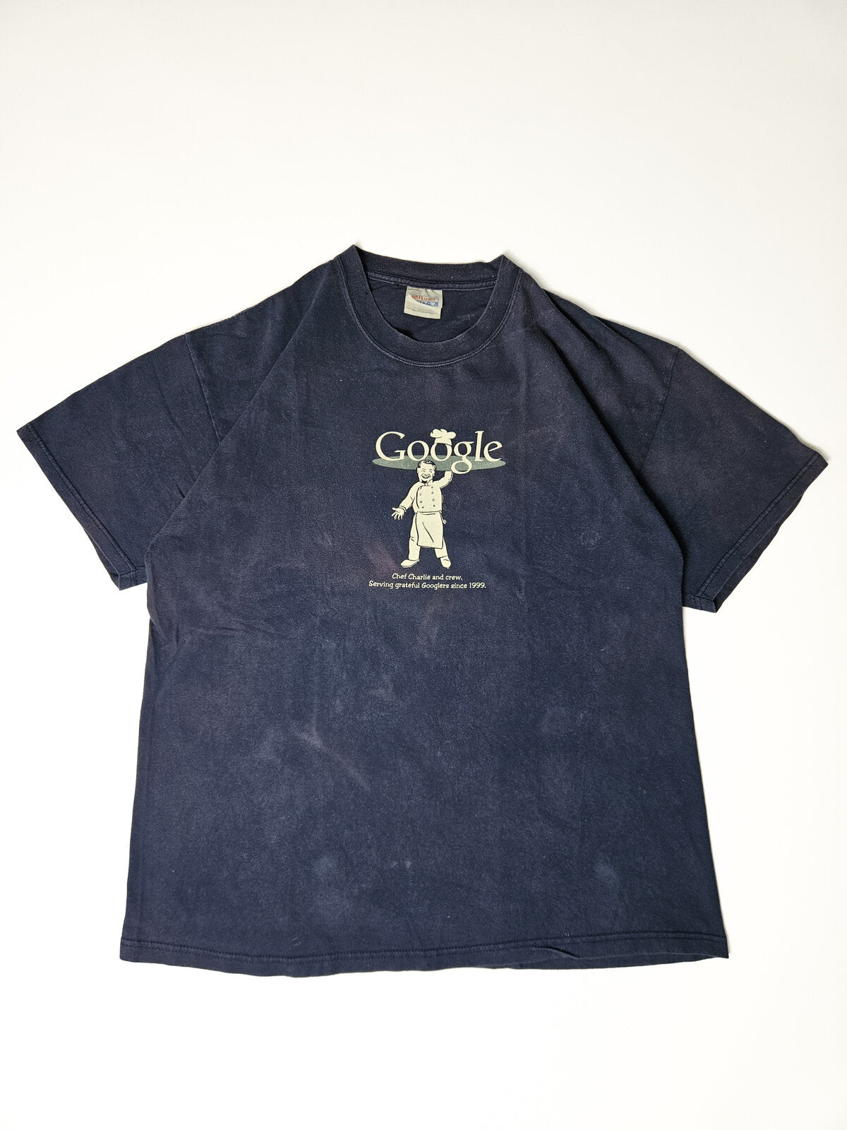 "Zeldzaam vintage Google T-shirt met Chef Charlie print en tekst 'Serving grateful Googlers since 1999' – authentieke vroege Google corporate merch voor tech- en internetverzamelaars"

