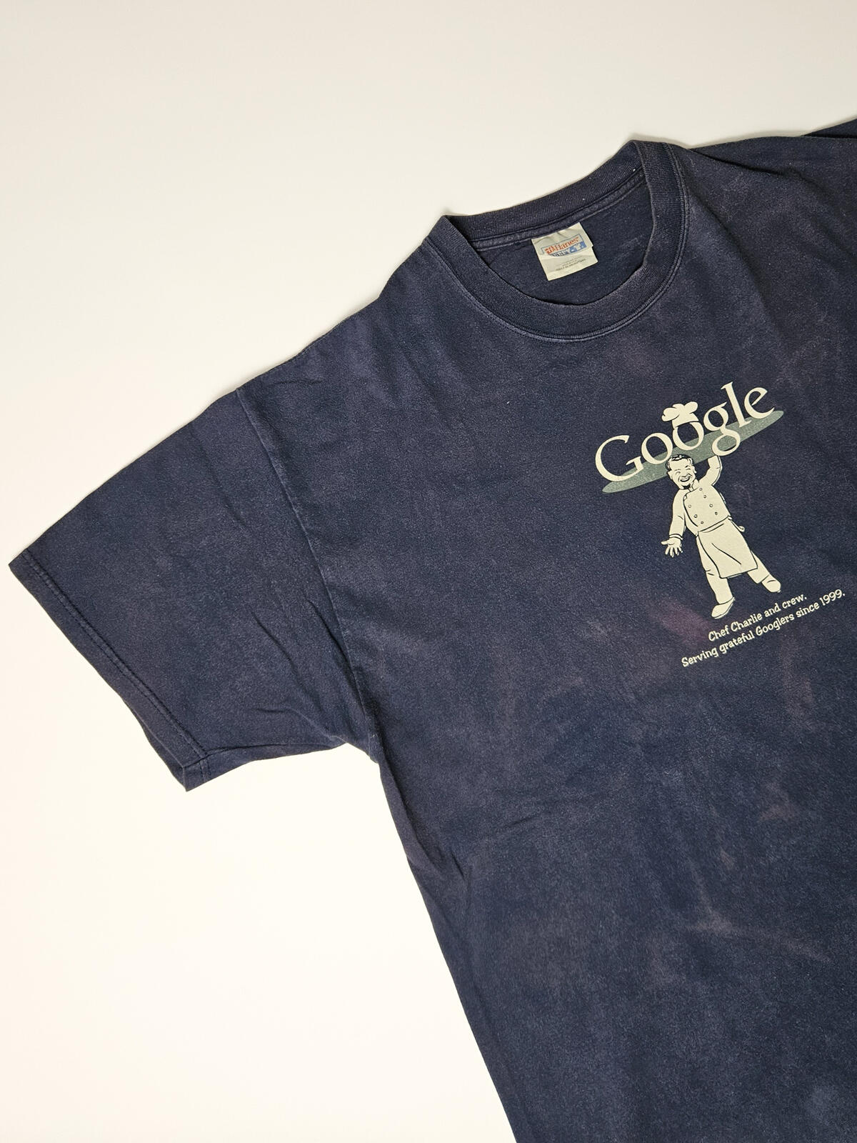 "Vintage Google T-shirt in donkerblauw met Chef Charlie design – gewild verzamelitem uit de beginjaren van Google, geliefd bij retro techwear fans"

