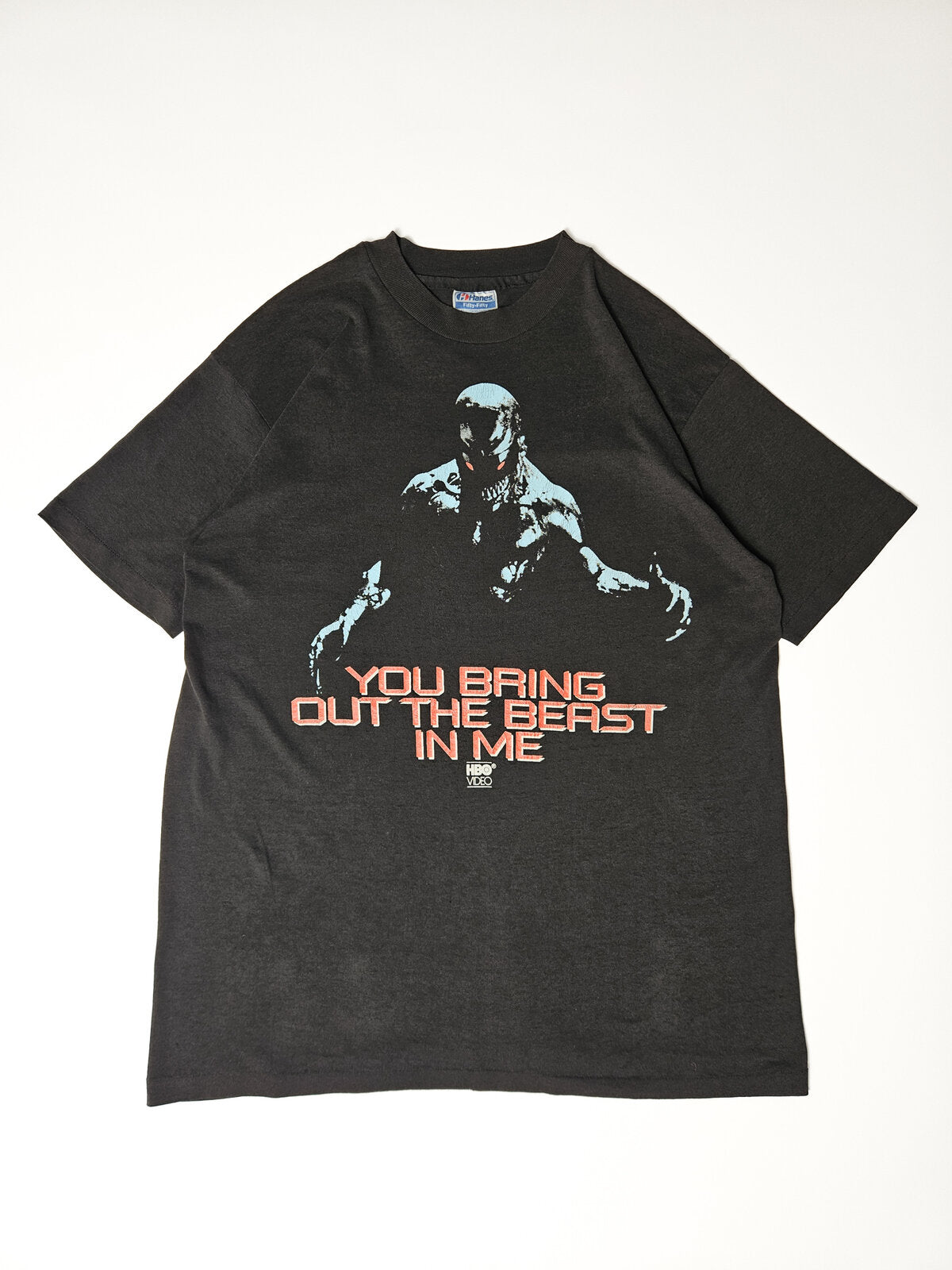 "Authentiek Hanes Fifty-Fifty HBO Video promo T-shirt met grote horror-graphic – typisch jaren 90 film merchandise, geliefd bij cult collectors en streetwear fans"

