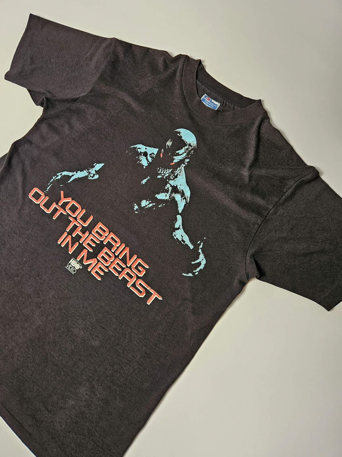 "Vintage HBO Video 'You Bring Out The Beast In Me' shirt met plastisol print en subtiele craquelé – originele jaren 90 promo merch"

