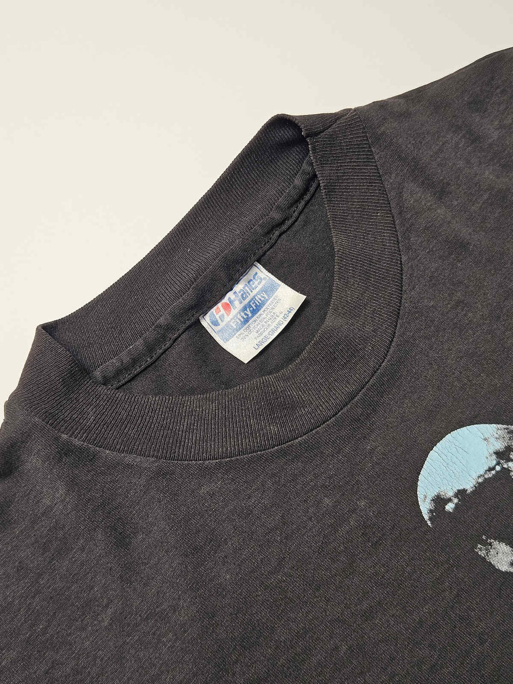 "Origineel Hanes Fifty-Fifty label op HBO Video T-shirt – Made in USA, 50/50 katoen-poly mix, kenmerkend voor echte jaren 90 promo kleding"

