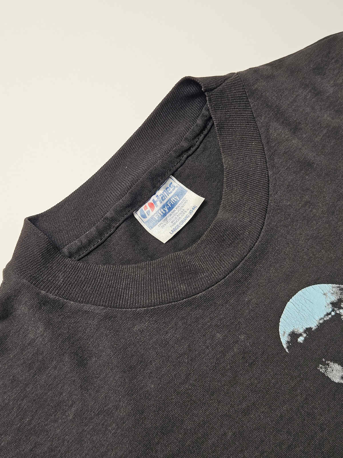 "Origineel Hanes Fifty-Fifty label op HBO Video T-shirt – Made in USA, 50/50 katoen-poly mix, kenmerkend voor echte jaren 90 promo kleding"

