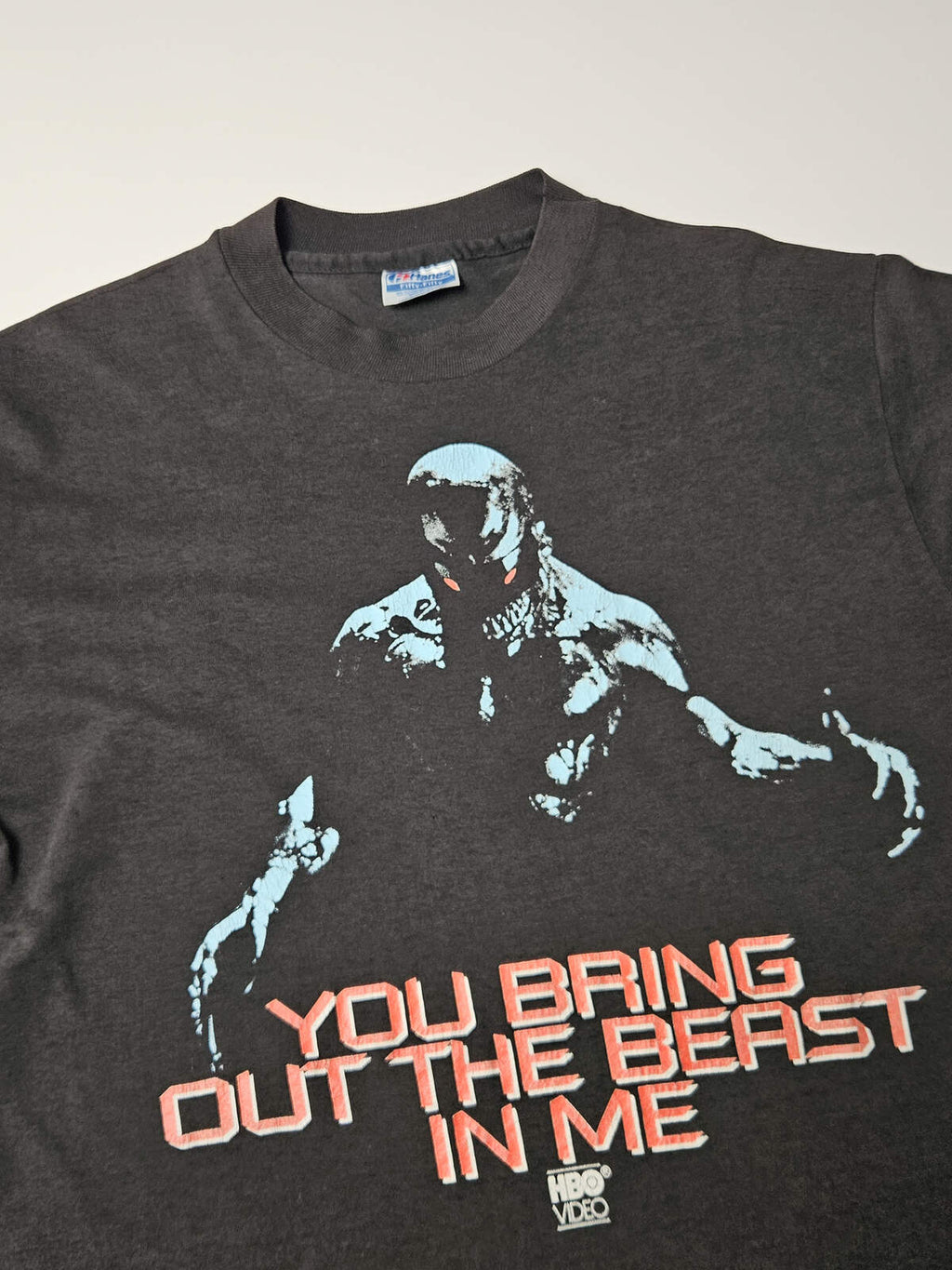 "Schuin close-up van het horrorachtige beest op HBO Video T-shirt – originele promo merch, typisch 90s film collectible"

