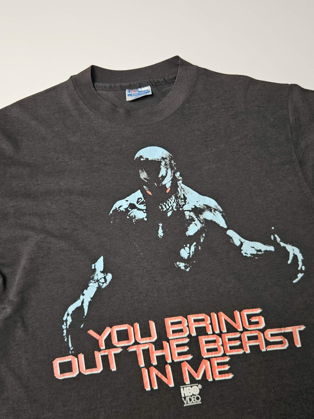 "Schuin close-up van het horrorachtige beest op HBO Video T-shirt – originele promo merch, typisch 90s film collectible"

