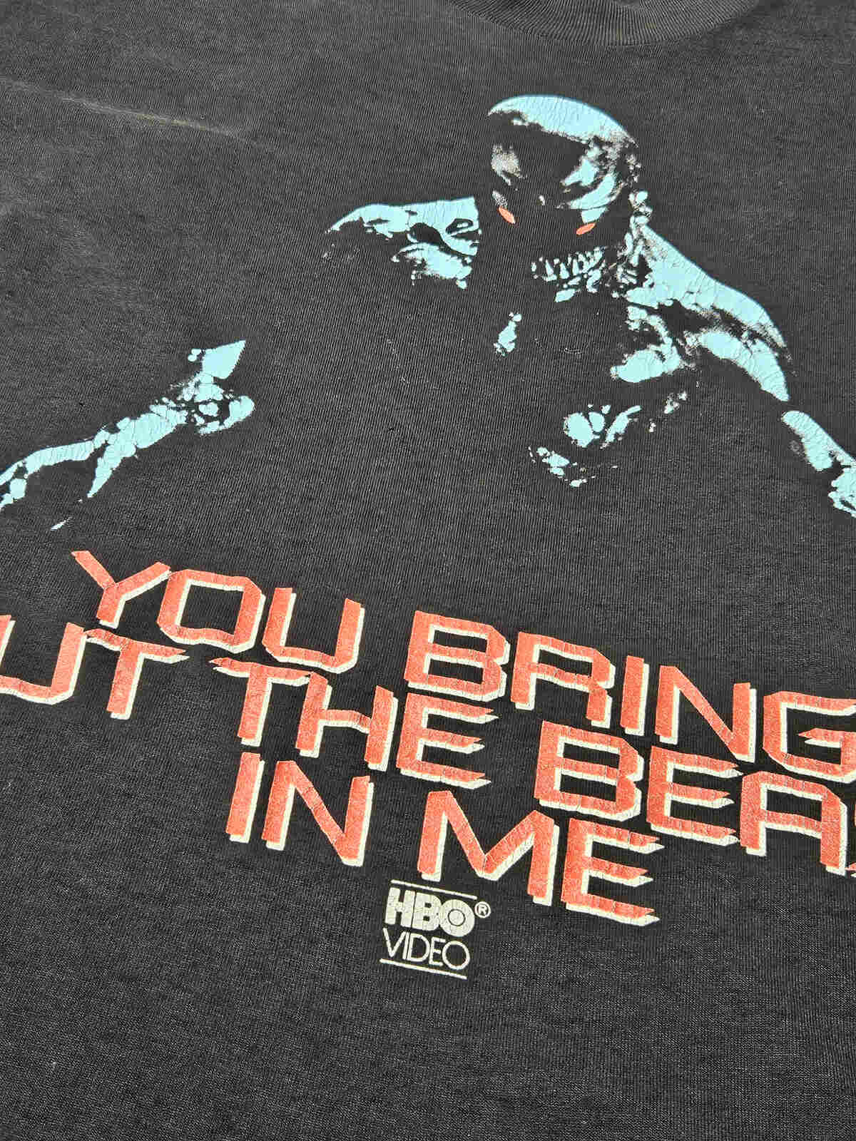 "HBO Video 'You Bring Out The Beast In Me' plastisol print met rode sloganletters – retro promo shirt, populair bij vintage film & horror liefhebbers"

