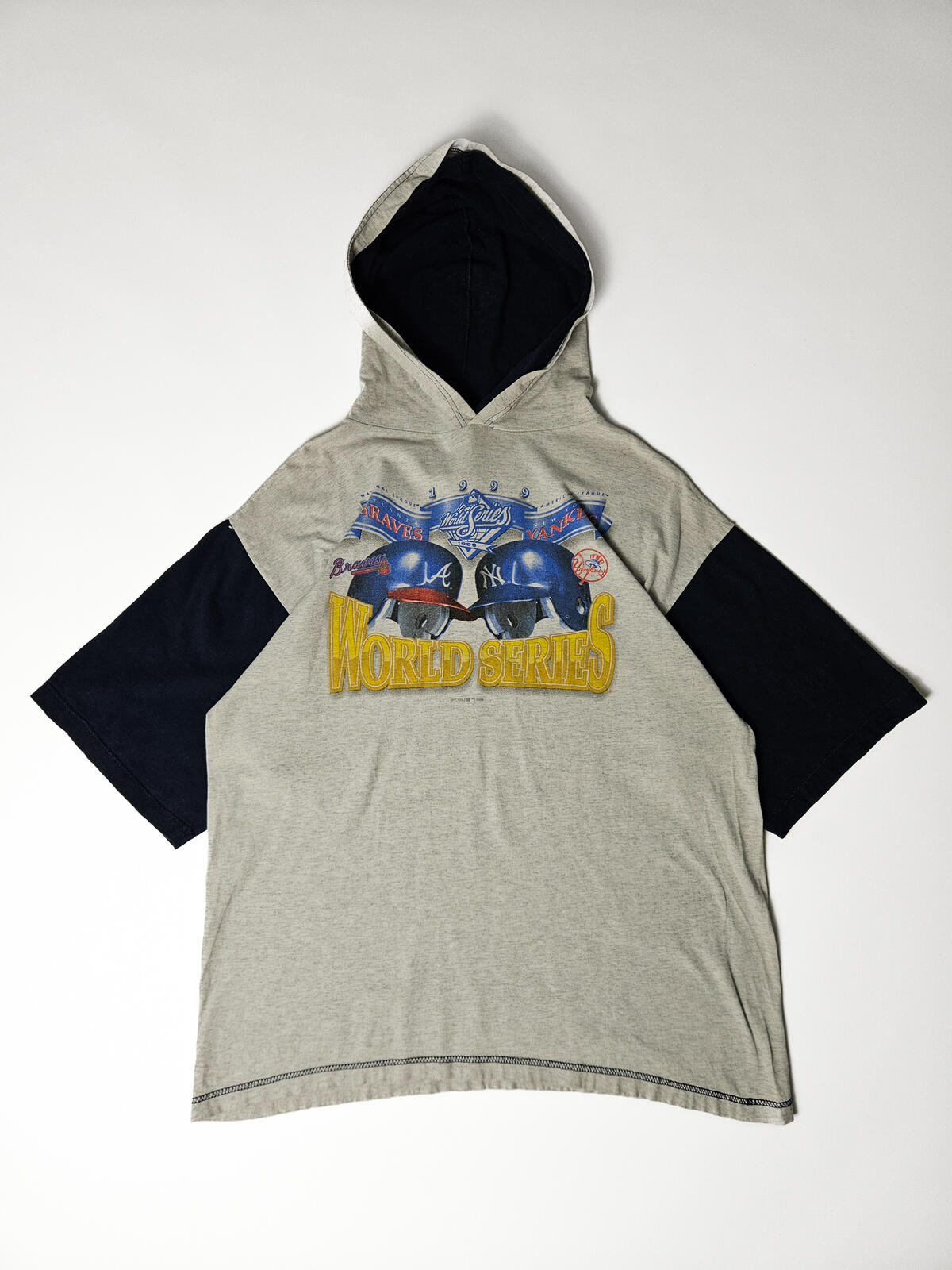 "Grijs vintage hoodie T-shirt met 1999 World Series Braves vs Yankees print – authentieke MLB fanwear uit de late jaren 90"

