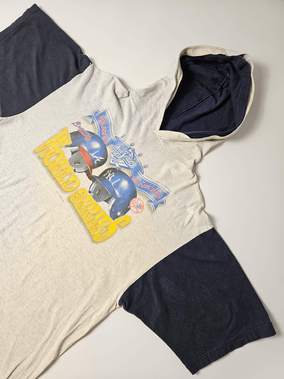 "1999 Braves vs Yankees World Series vintage hoodie T-shirt met originele screen printed graphic – zeldzaam MLB collectors item voor echte baseball fans"

