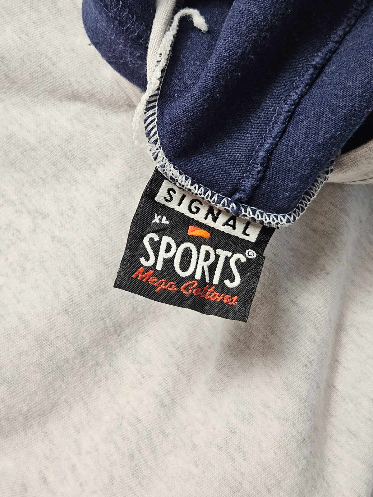 "Origineel Signal Sports Mega Cotton label op 1999 World Series hoodie T-shirt – typisch jaren 90 sportwear, geliefd bij vintage MLB verzamelaars"


