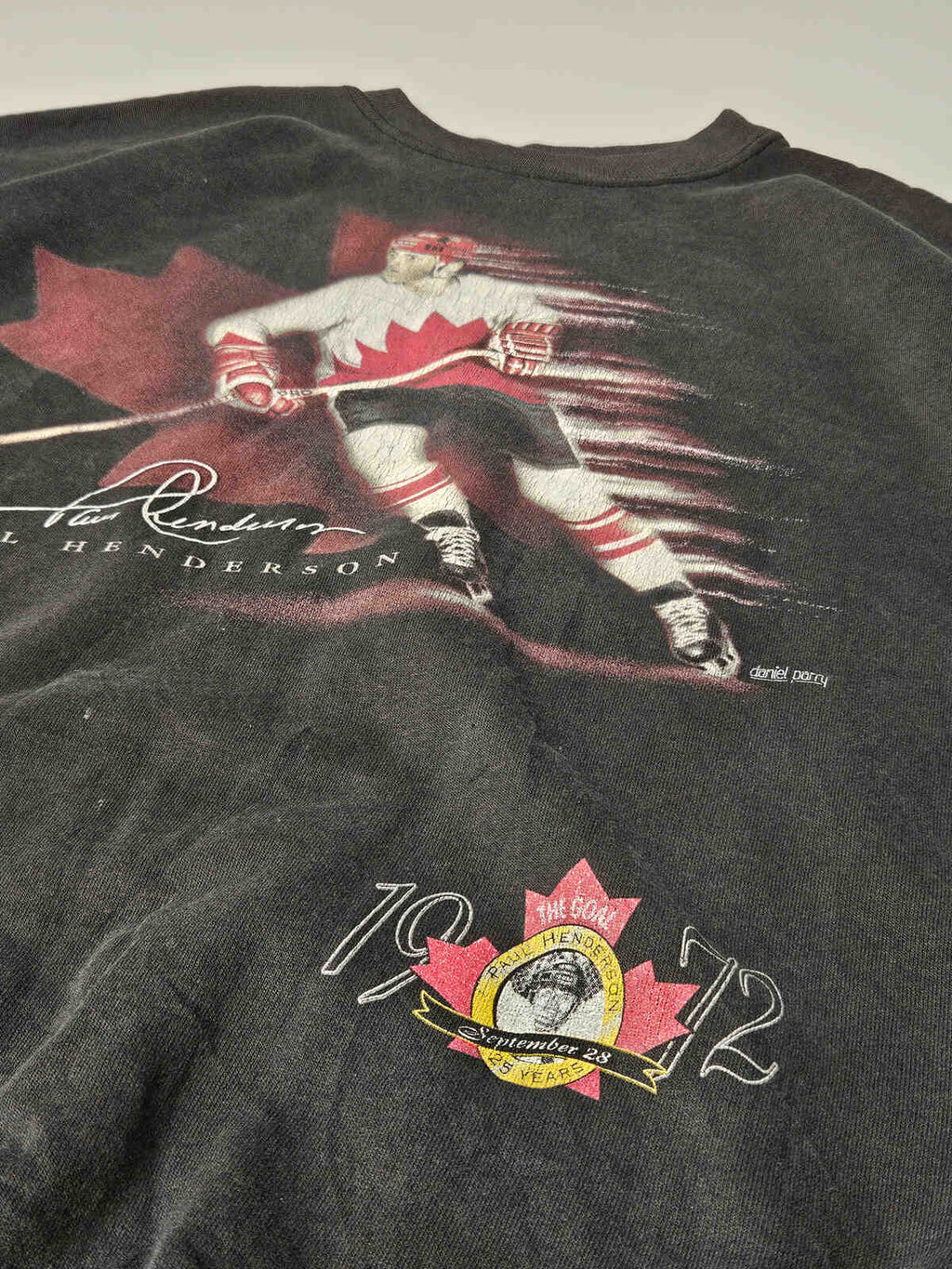 "Close-up van 1972 Canada Summit Series embleem en Paul Henderson print – authentieke vintage screen printed graphic met natuurlijke craquelé"

