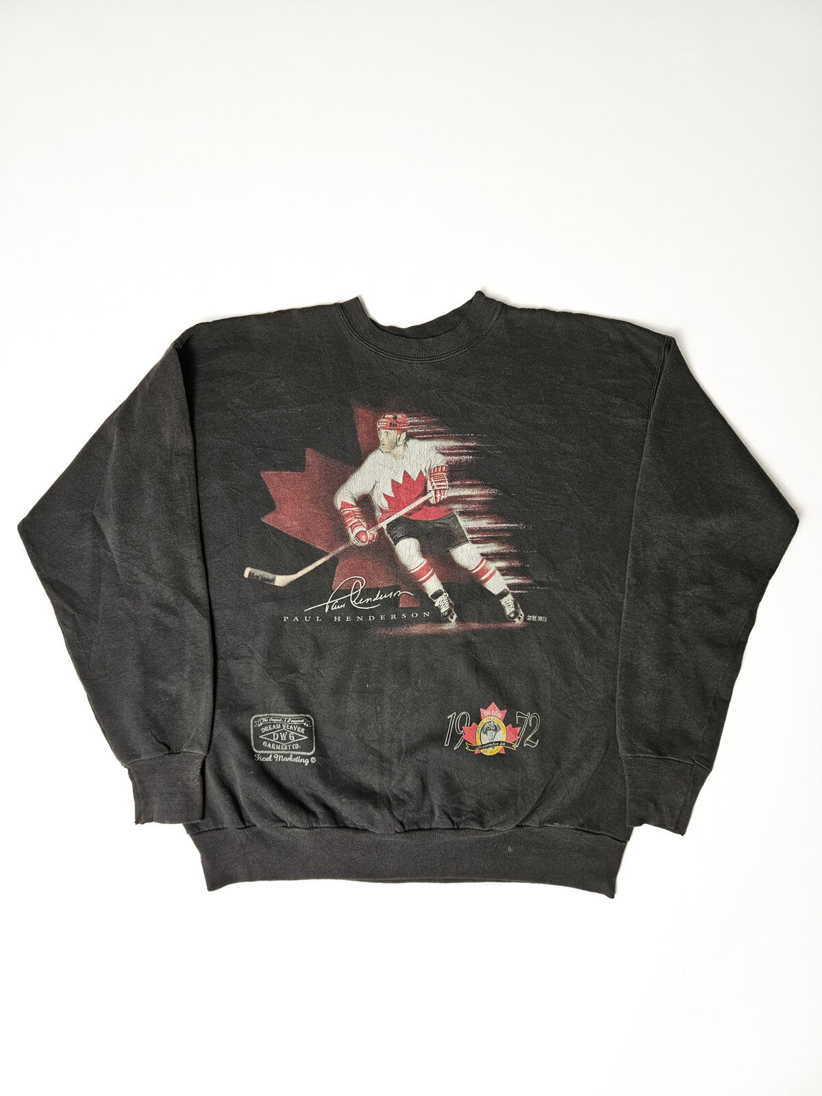 "Zwarte vintage hockey sweater met Paul Henderson handtekening en Maple Leaf achtergrond – typisch jaren 90 sport merchandise, zeldzaam collectors piece"

