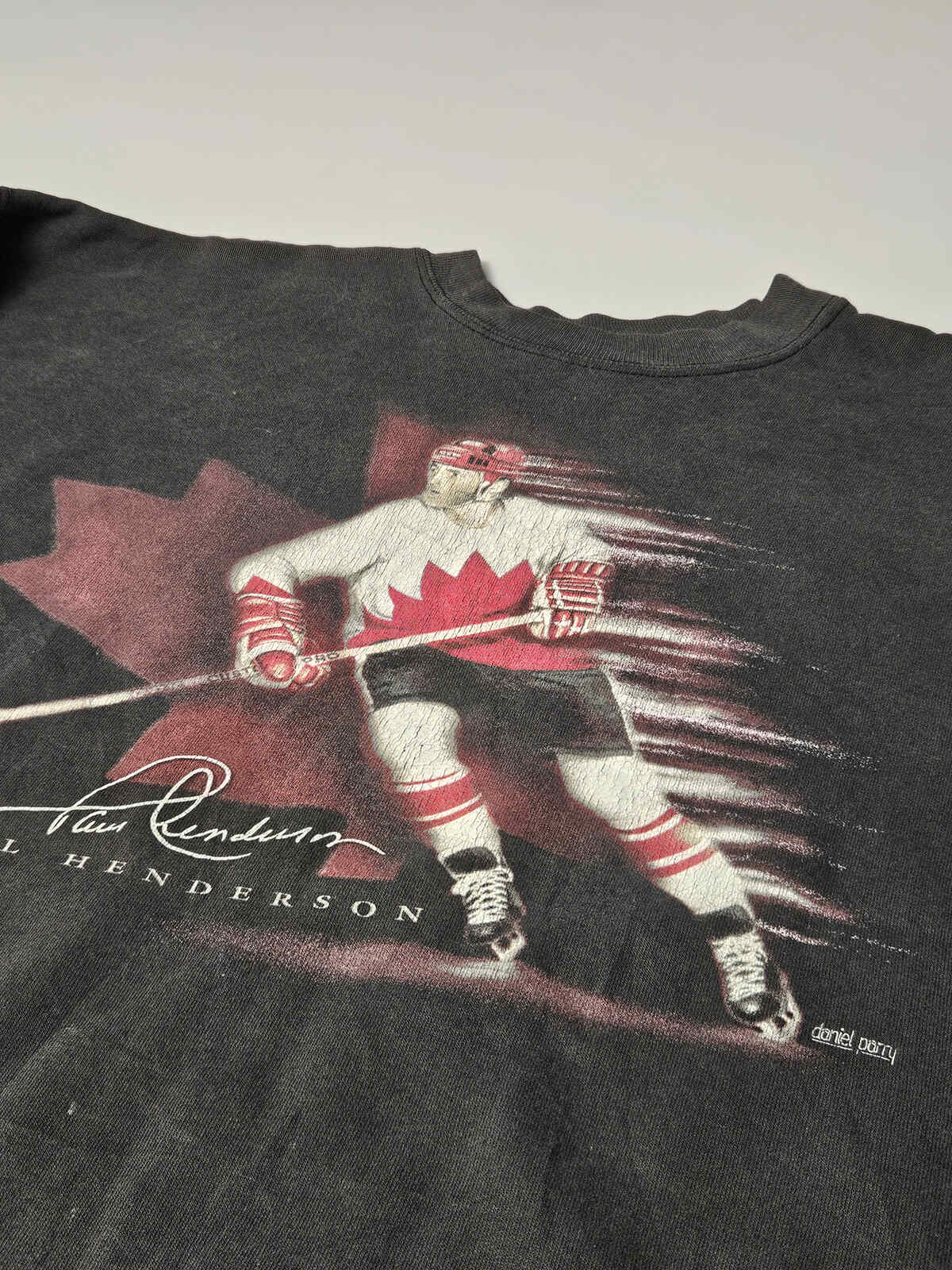"Close-up van Paul Henderson in actie op Canada hockey sweater – originele screen print met historische 1972 Summit Series referentie"

