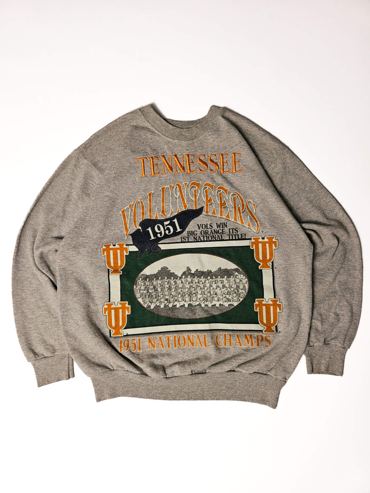 "Vintage Tennessee Volunteers 1951 National Champions sweater met teamfoto en bold college print – iconische NCAA football heritage collectors item"

