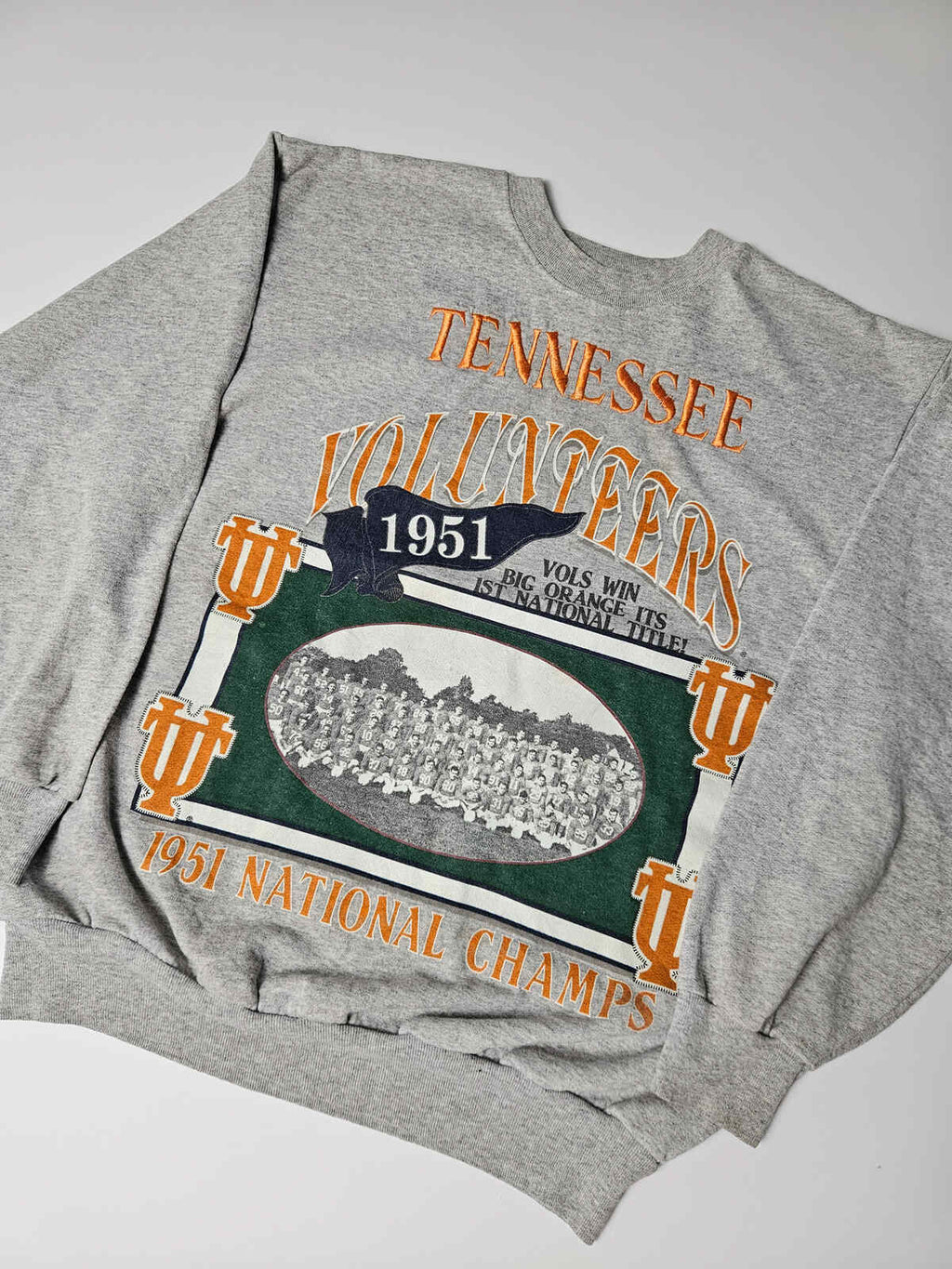 "Tennessee Volunteers 1951 Champions sweater met old-school college teamfoto en oranje printdetails – perfecte vintage sportswear voor NCAA verzamelaars"

