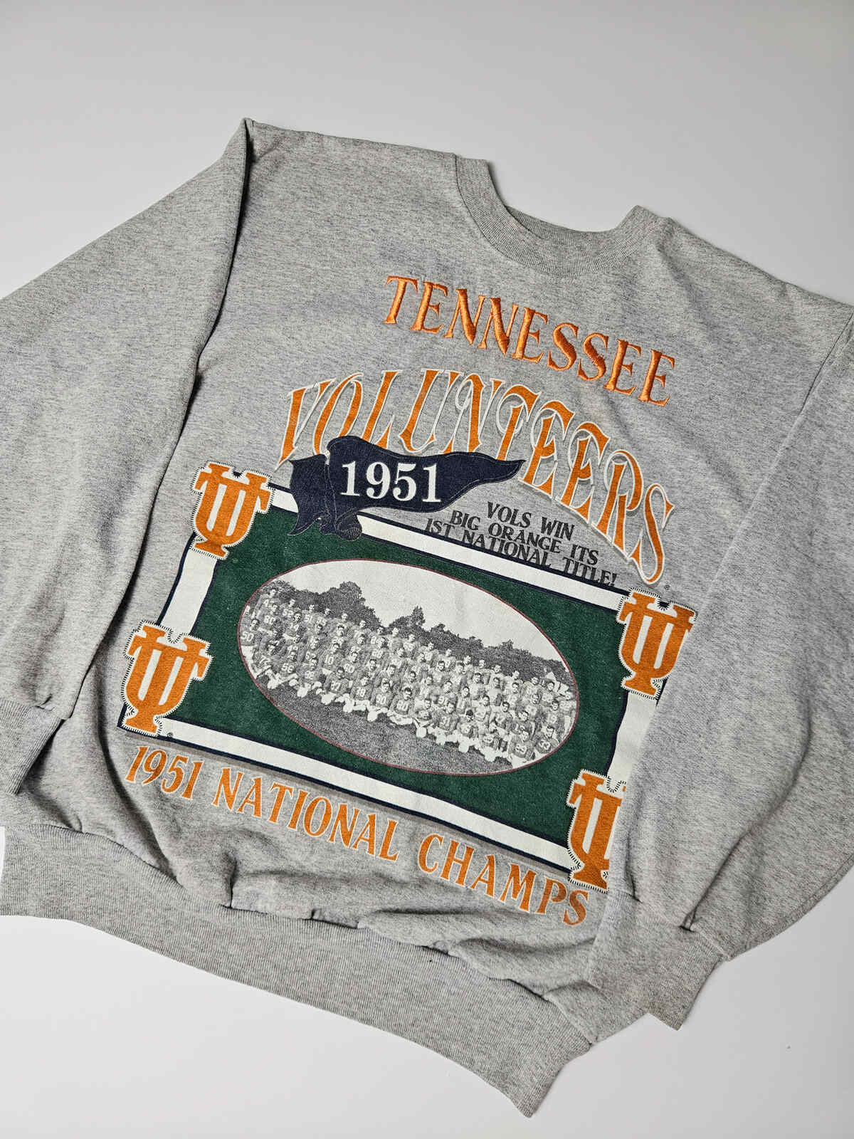 "Tennessee Volunteers 1951 Champions sweater met old-school college teamfoto en oranje printdetails – perfecte vintage sportswear voor NCAA verzamelaars"

