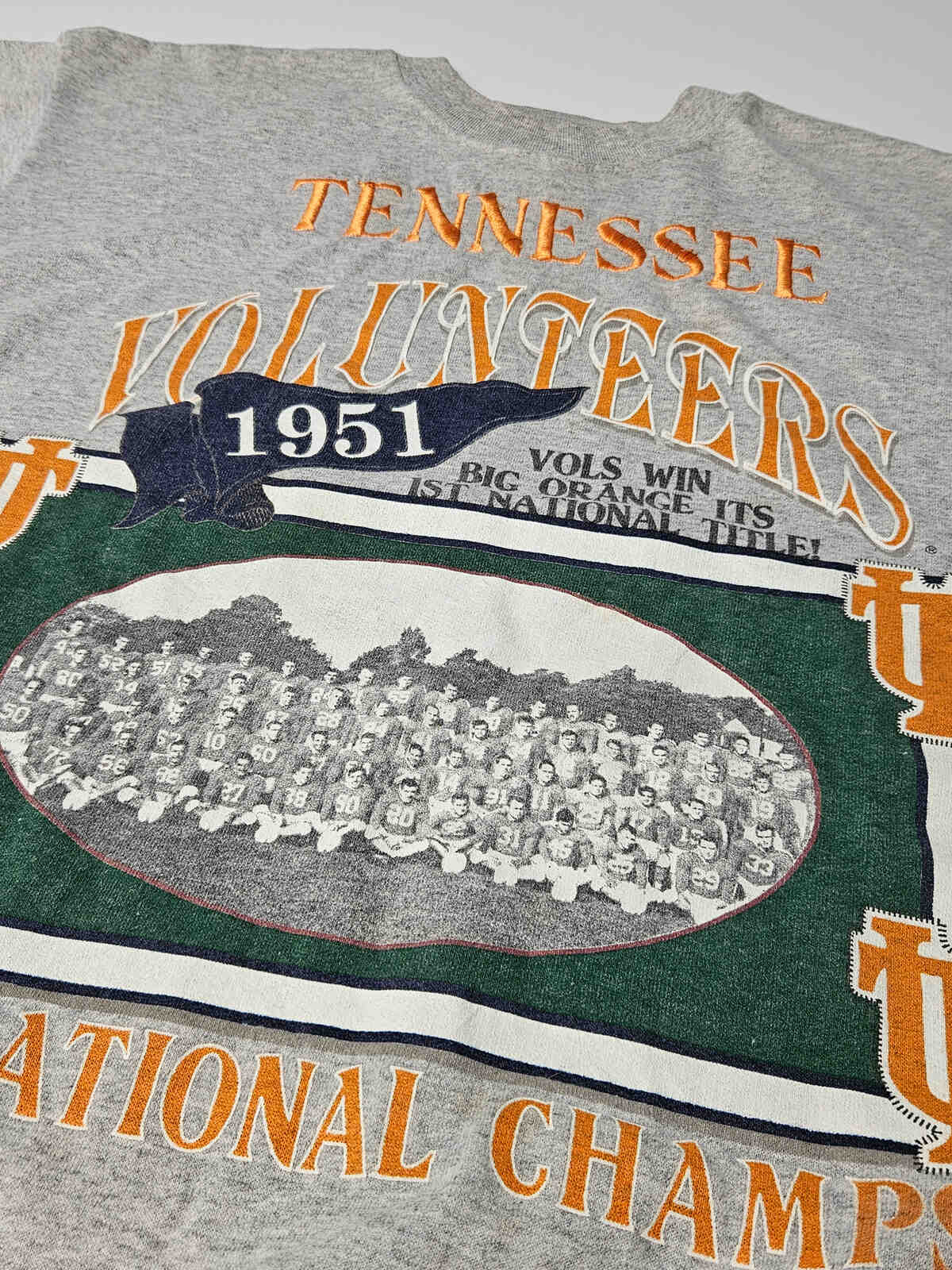 "Close-up van Tennessee Volunteers 1951 National Champions screen print met historische teamfoto – klassieke jaren 90 college football graphic"

