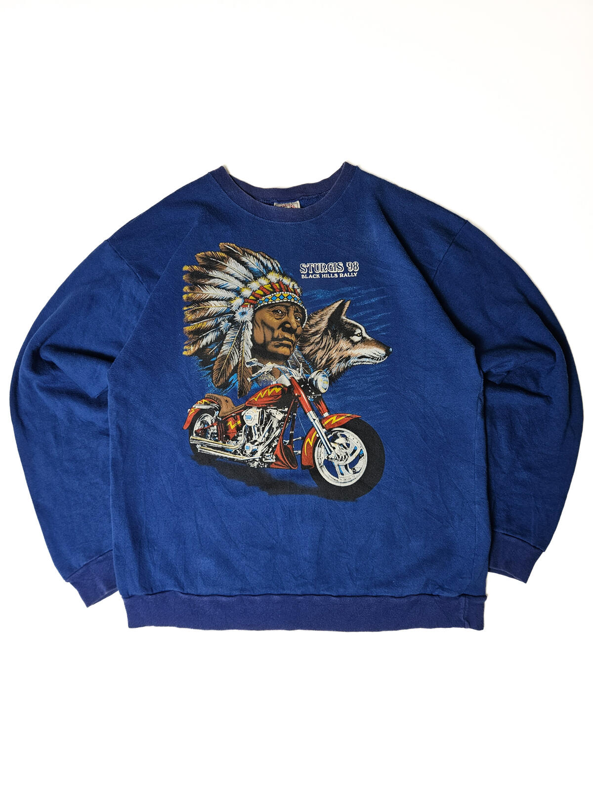 "Vintage Sturgis '98 Black Hills Rally sweater met Native American chief en wolf graphic op motor – iconische biker merch voor Harley en rally verzamelaars"

