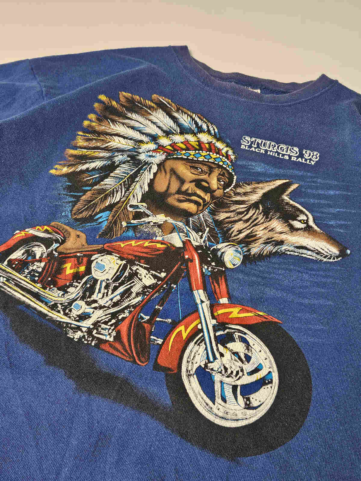 "Close-up van Sturgis '98 motor graphic met Native American chief en wolf – originele jaren 90 screen printed biker graphic"

